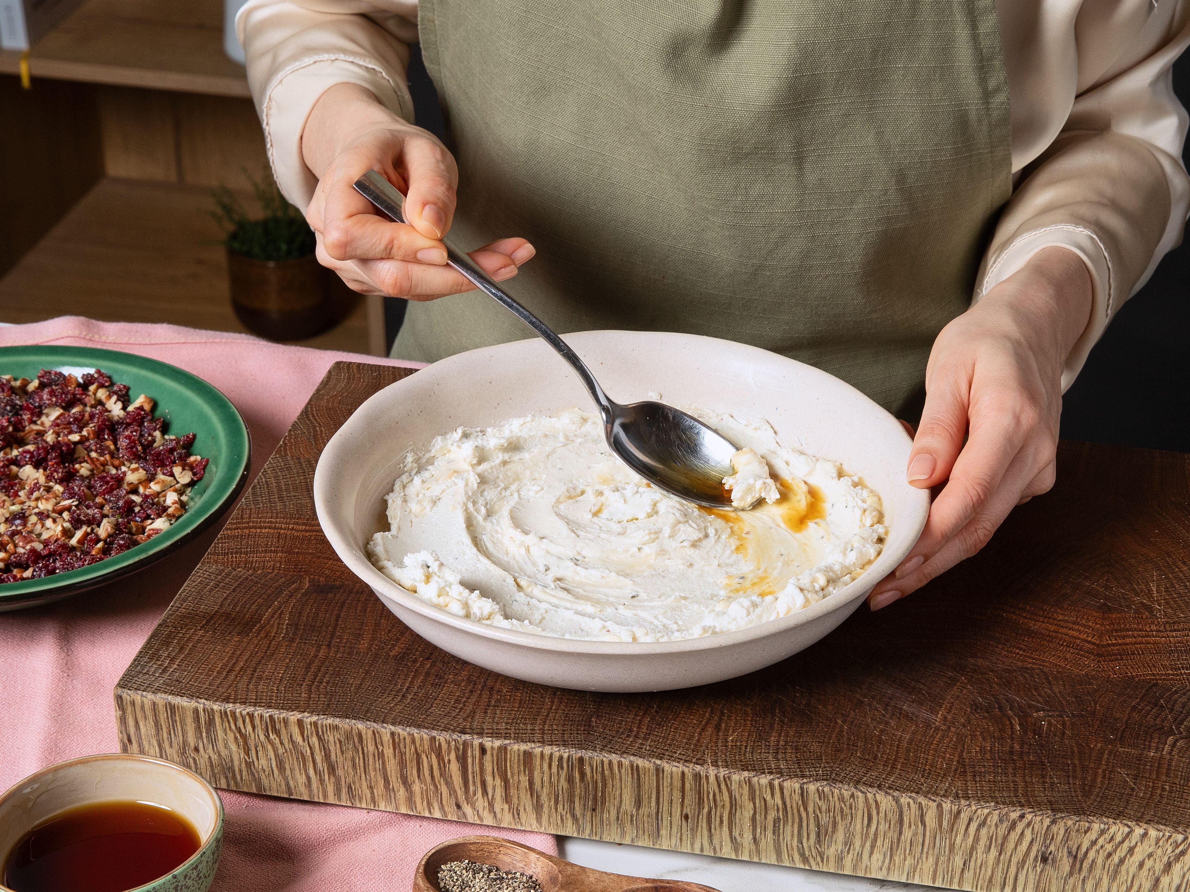 Den Ziegenkäse in einer Schüssel mit der Hälfte des Rosmarins, der Hälfte des Ahornsirups, Salz und Pfeffer vermischen. Mit einem Löffel in etwa Walnussgroße Portionen teilen.