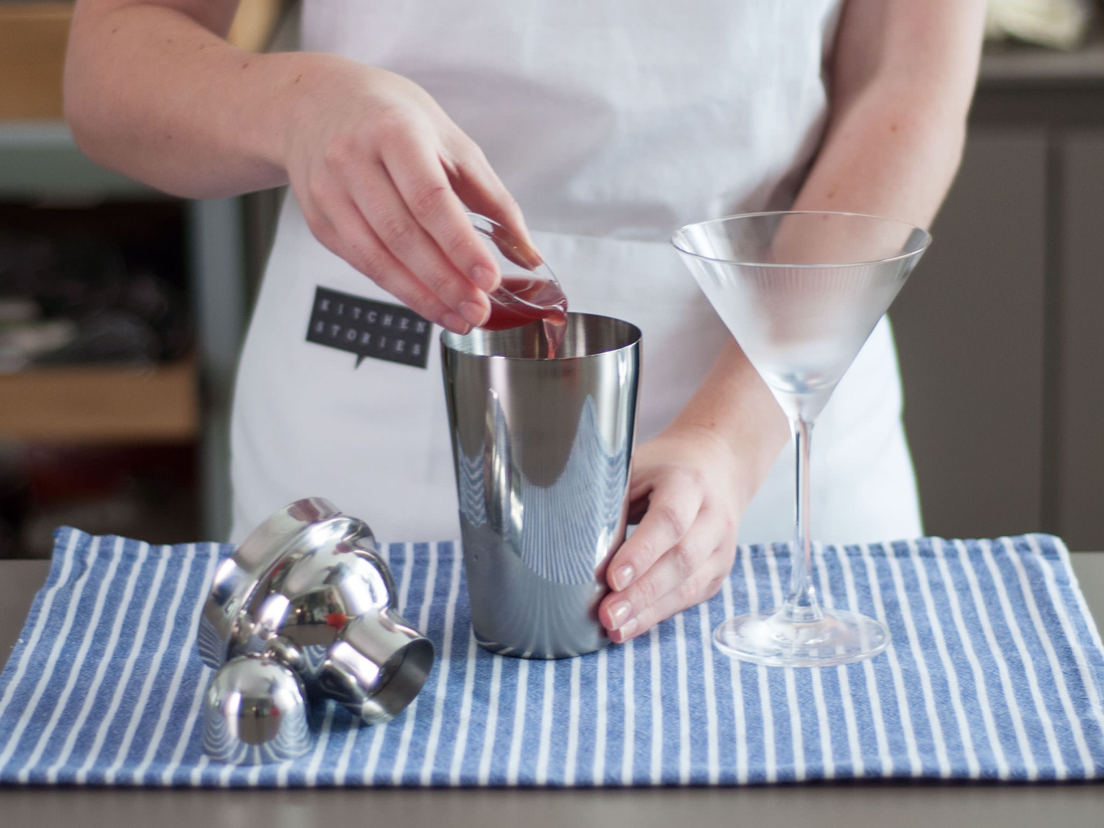 Für unser Cosmopolitan Rezept zuerst Martinigläser in den Gefrierschrank stellen, bis sie leicht gefrostet sind. Cointrau, Cranberrysaft, Limettensaft, Wodka und Eiswürfel in den Cocktailshaker geben. Kraftvoll für ca. 30 Sek. schütteln.