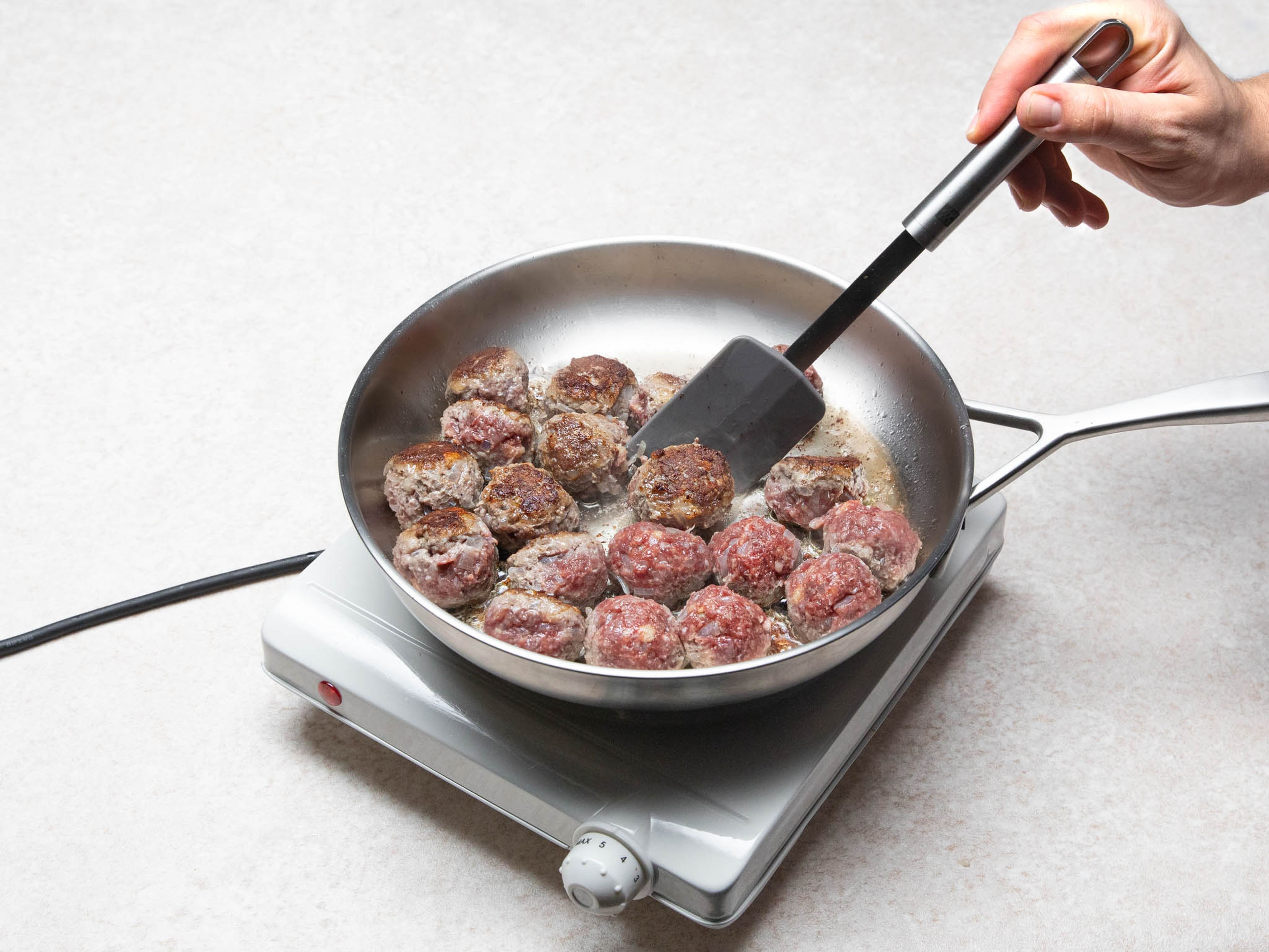Add some vegetable oil to a large frying pan over medium-high heat. Fry köttbullar until golden brown on all sides, then remove from the pan, and set aside.