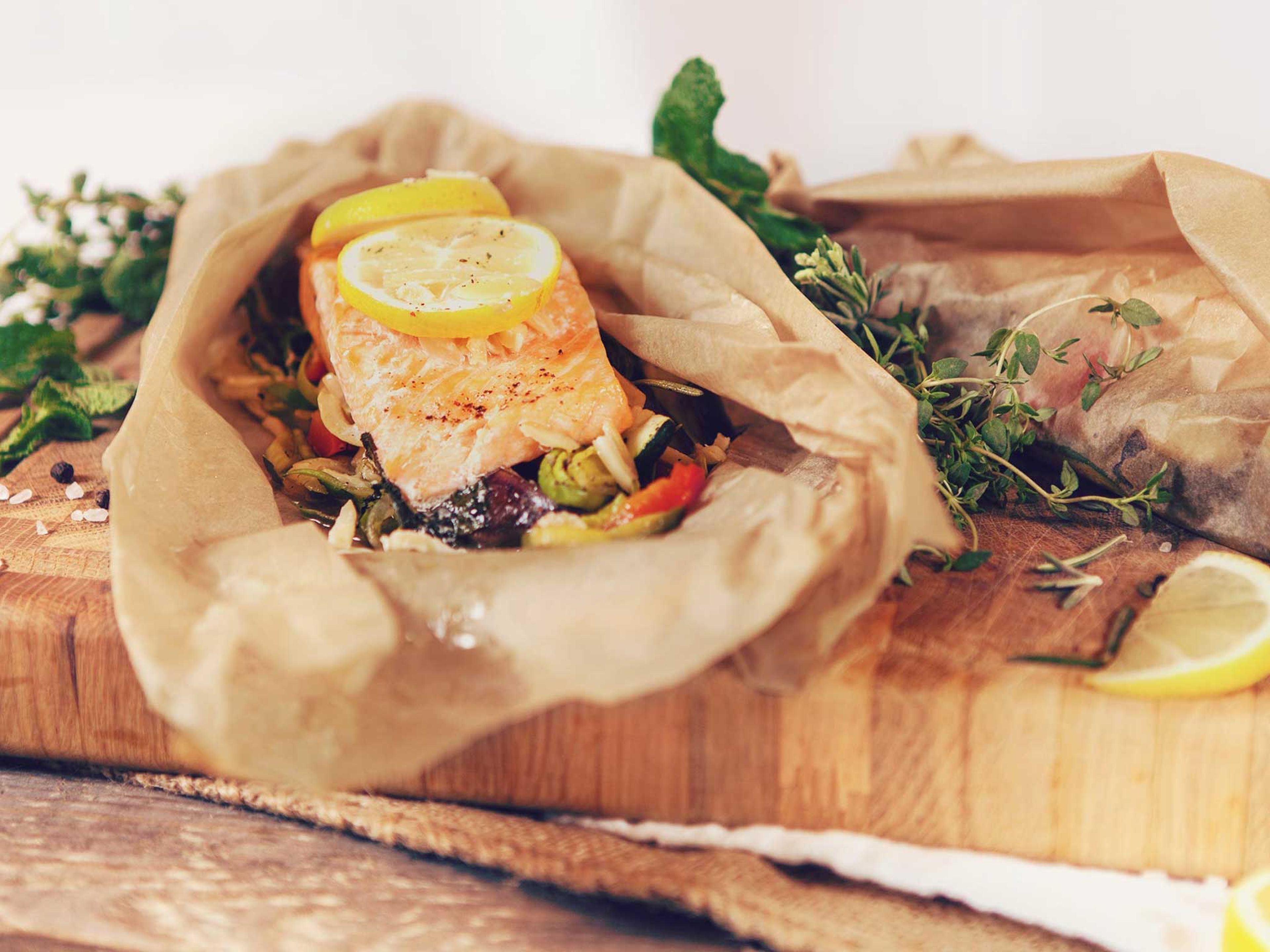 Salmon and vegetables in parchment