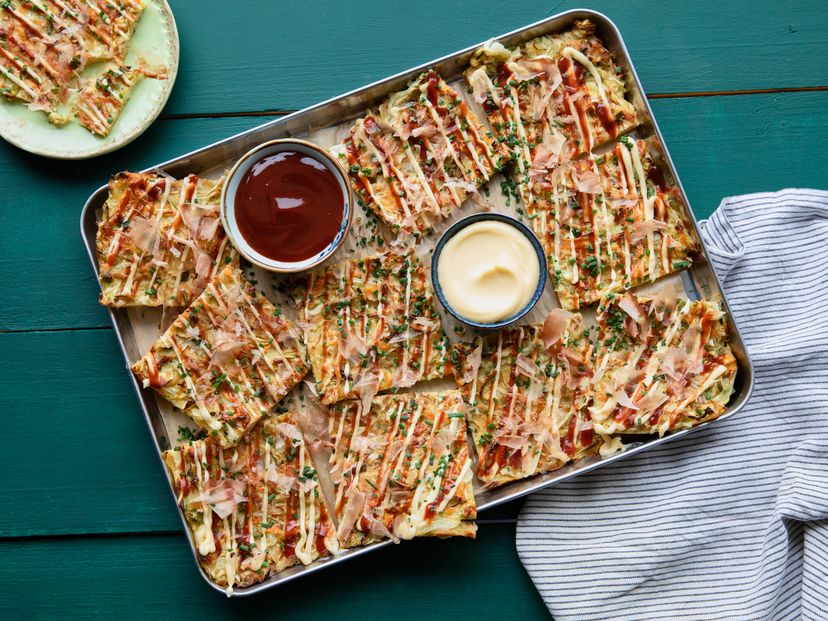 Einfache Okonomiyaki vom Blech (japanische Kohlpfannkuchen)