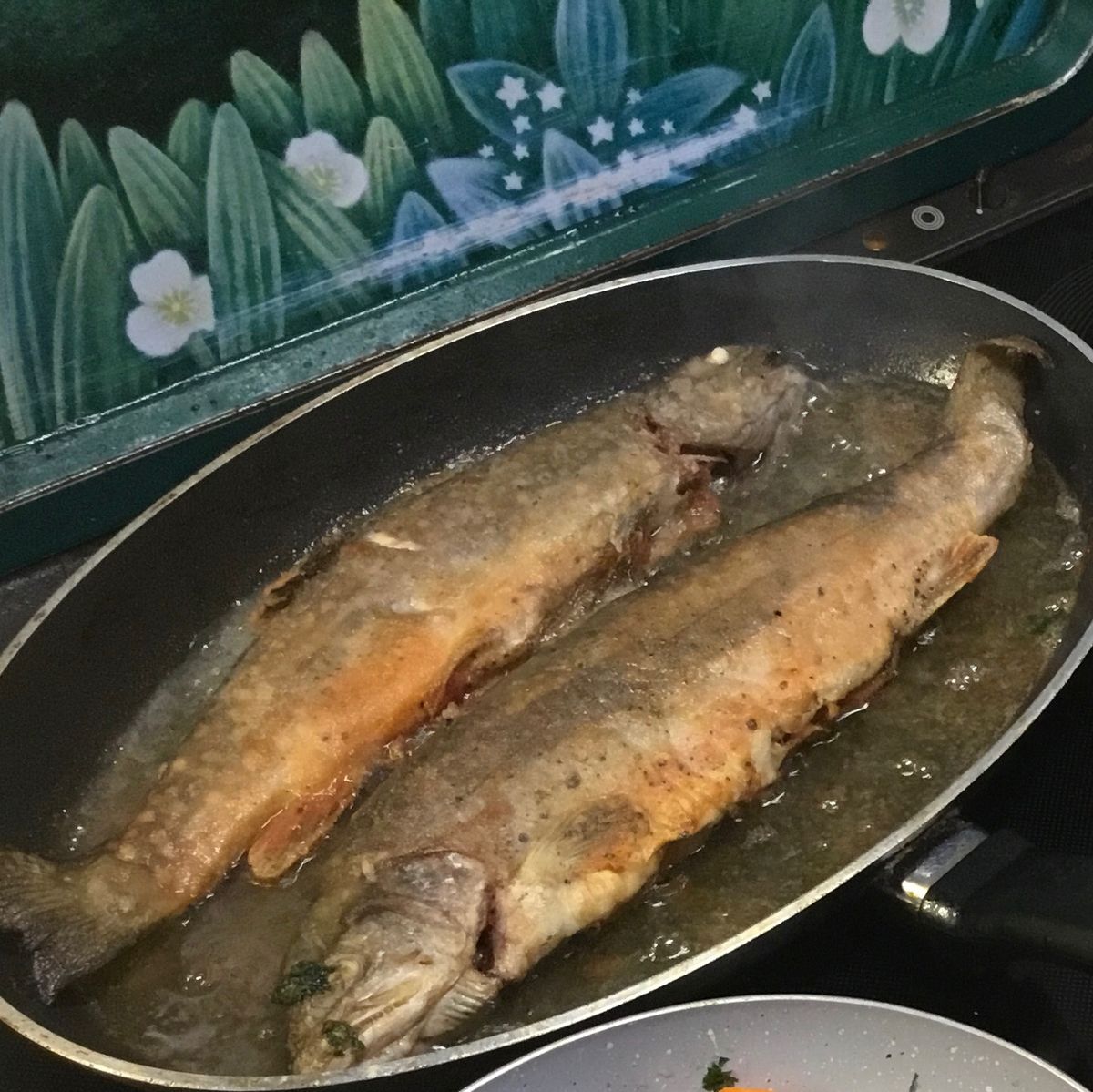 Forelle Müllerin, Petersilienkartoffeln, Saisongemüse | Rezept ...