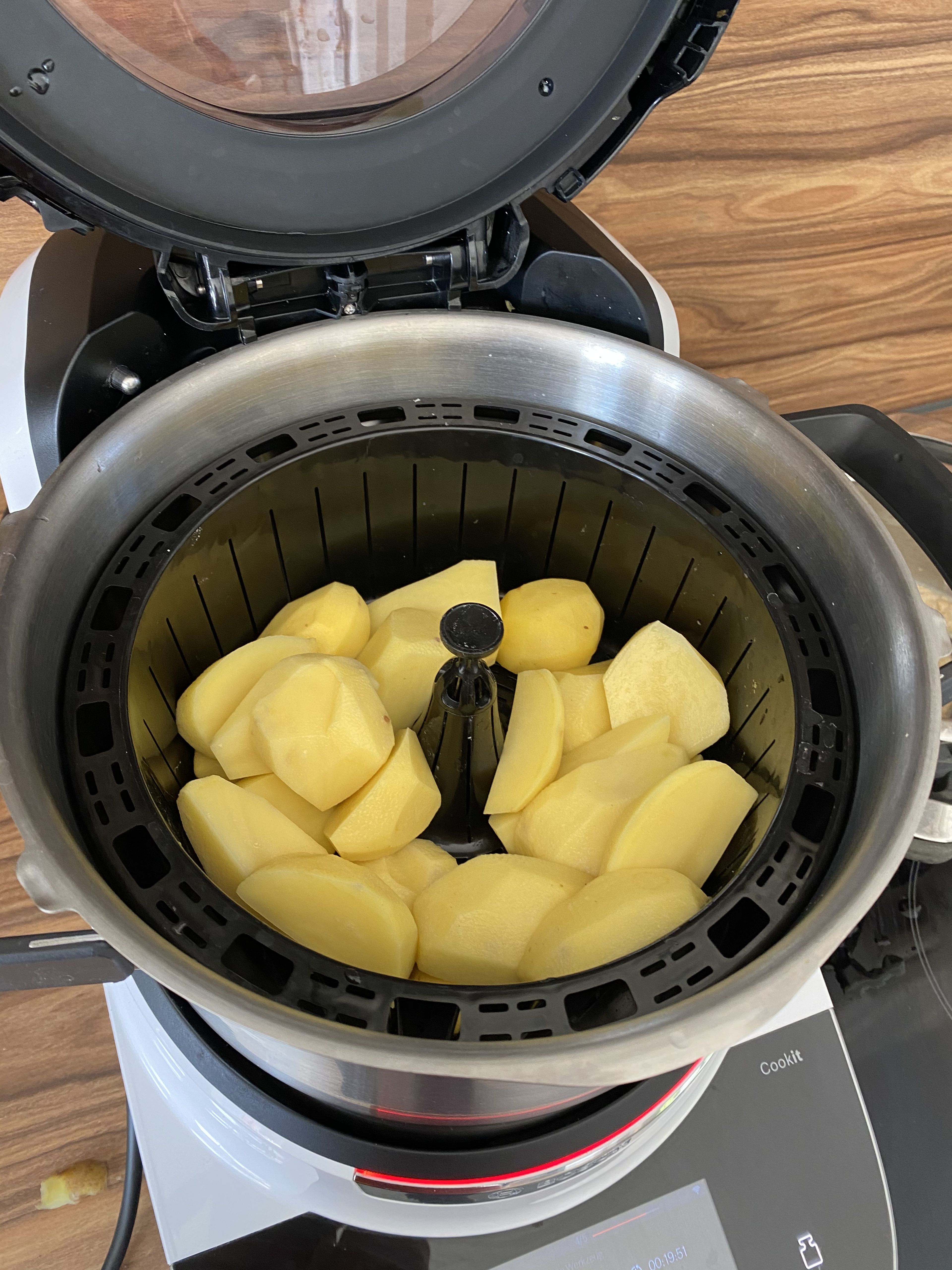 Das Wasser in den Topf füllen. Den Cookit Dampfgareinsatz in den Topf einhängen. Kartoffeln schälen, vierteln und einwiegen. Das Automatikprogramm für Dampfgaren (Hohe Dampfintensität) auswählen. Den Dampfgardeckel auflegen und die Kartoffeln (20 Min.) dämpfen lassen.

Das Automatikprogramm "Dampfgaren" auswählen, Messbecher einsetzen und Kartoffeln für 20 Min. dämpfen.