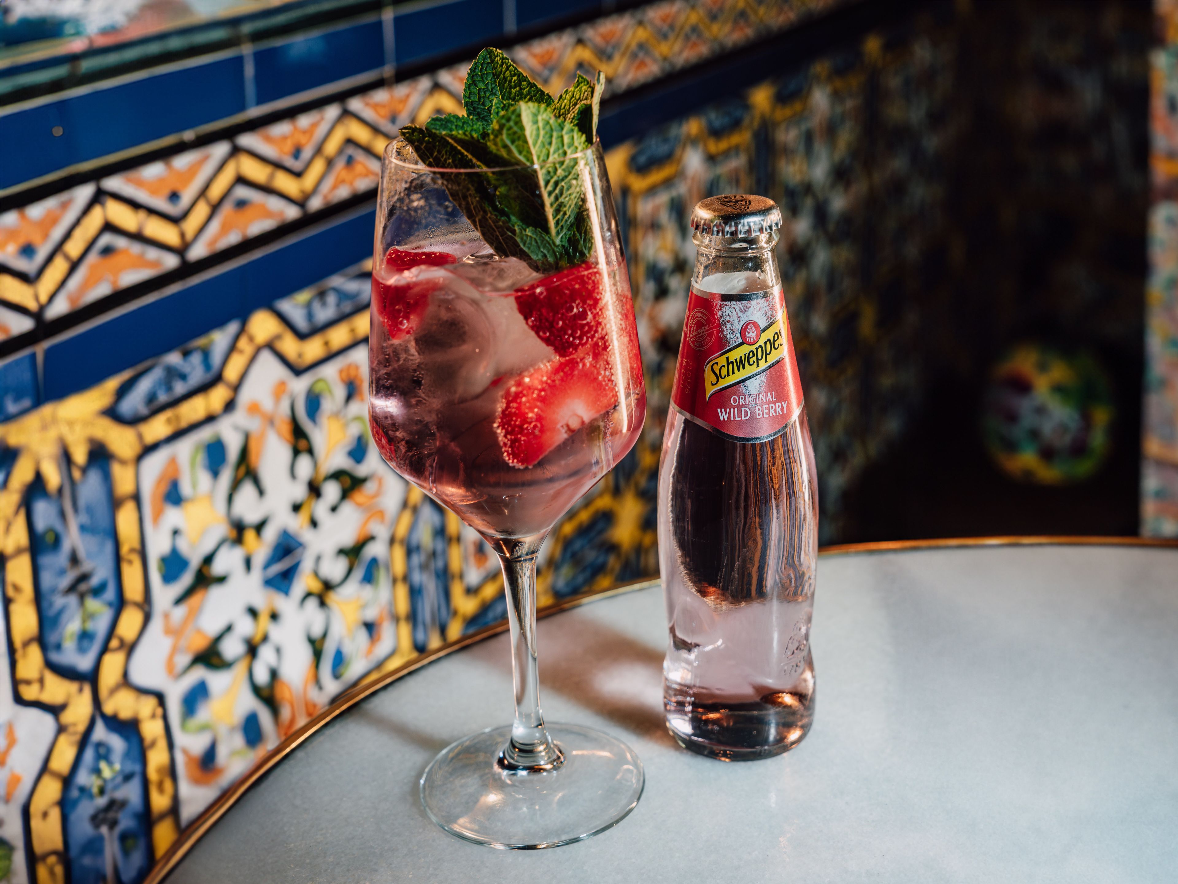 Lillet Blanc in ein mit Eis gefülltes Glas geben und mit Schweppes Original
Wild Berry aufgießen. Beeren dazugeben und mit Minze garnieren.