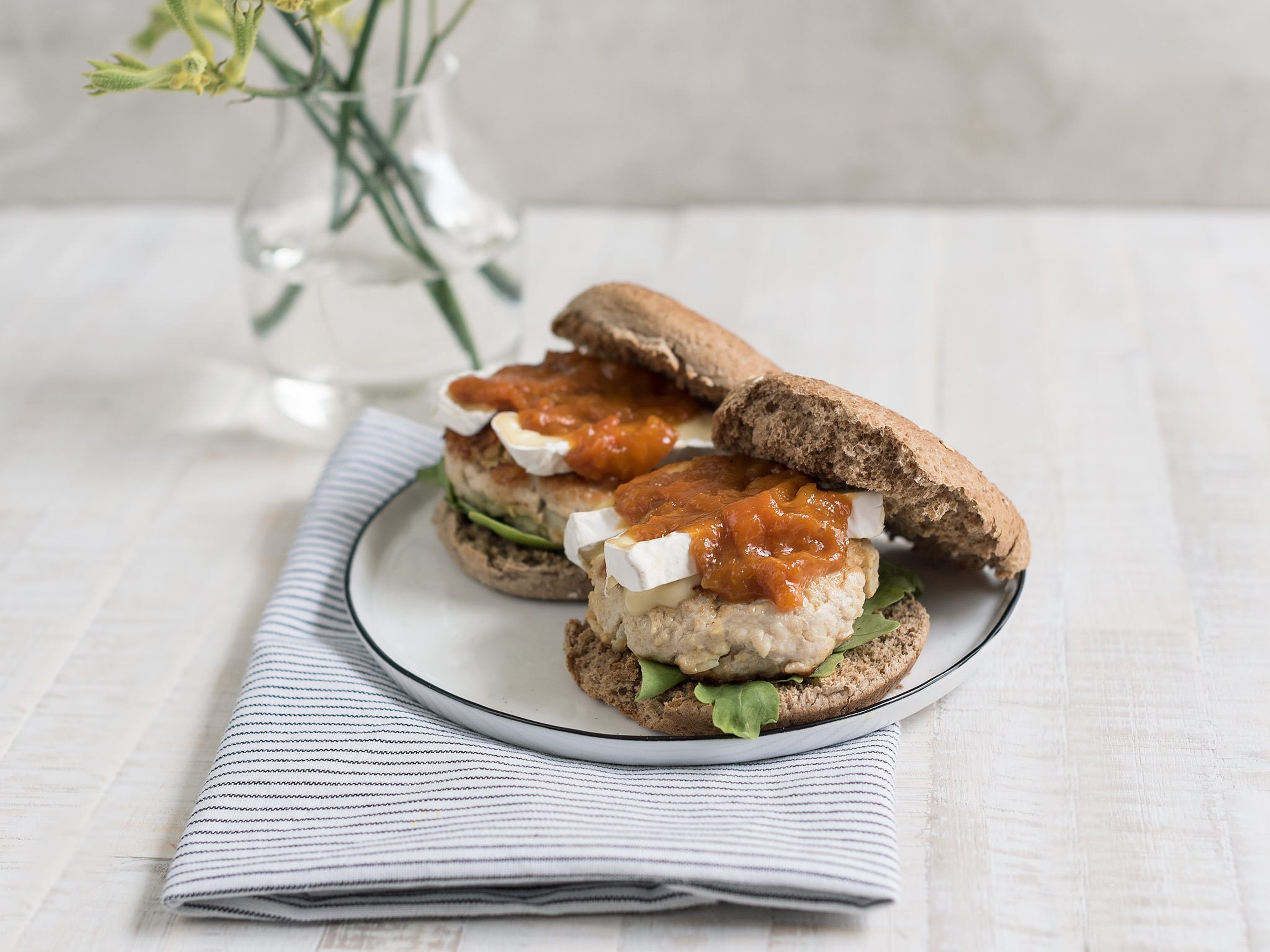 Puten-Burger mit Camembert und Aprikosen-Chutney