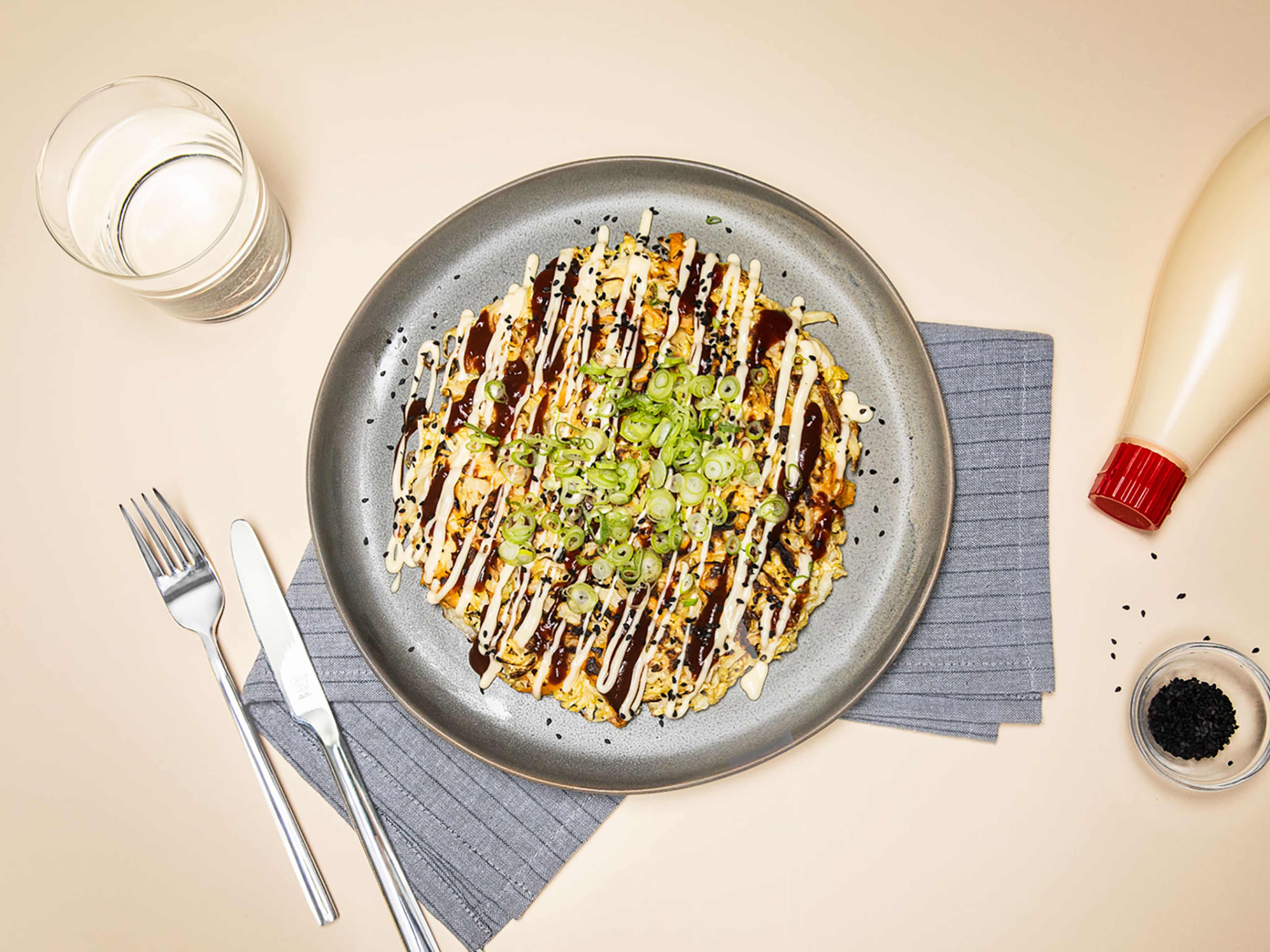 Okonomiyaki (herzhafter japanischer Pfannkuchen mit Chinakohl)