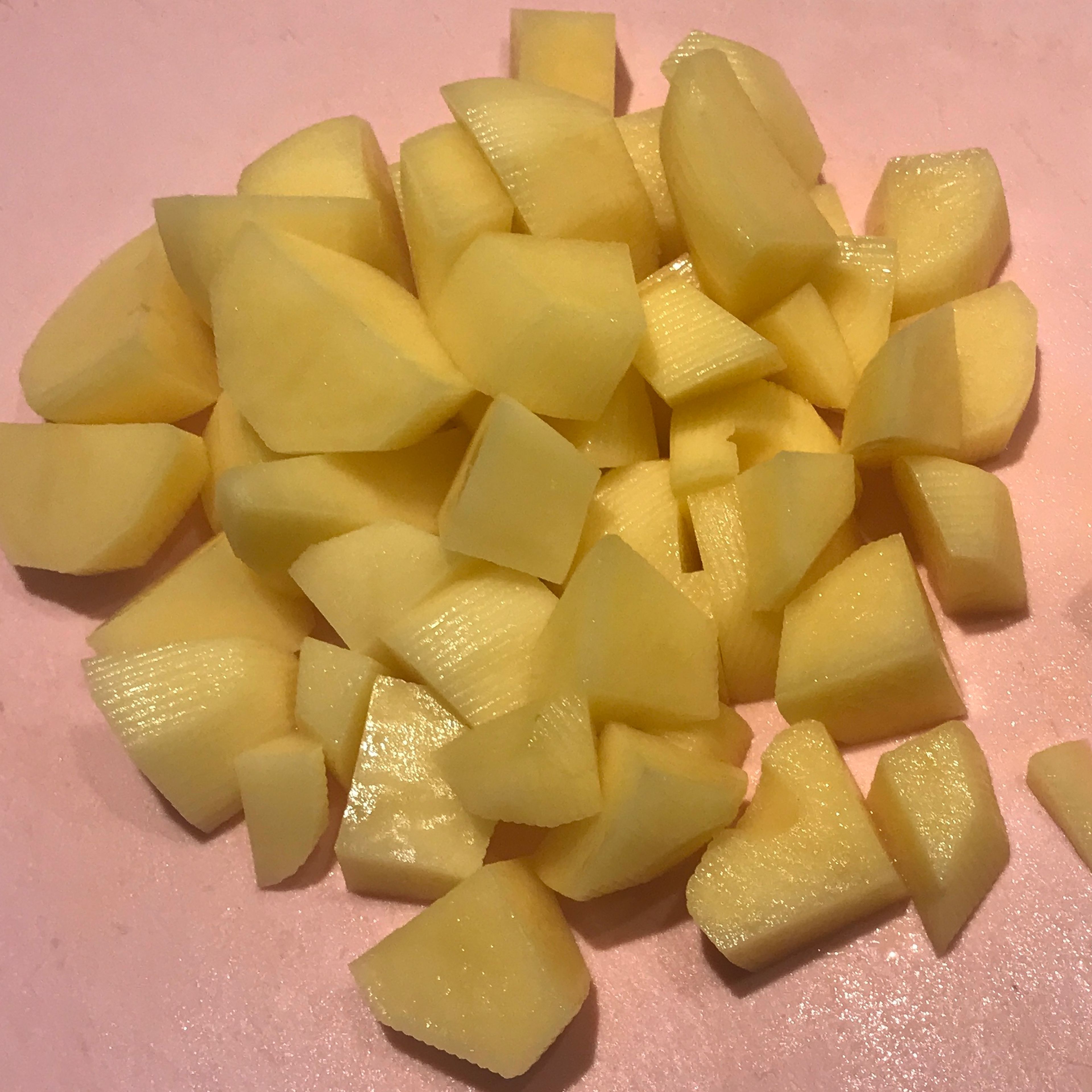 Kartoffeln schälen und in Würfel schneiden