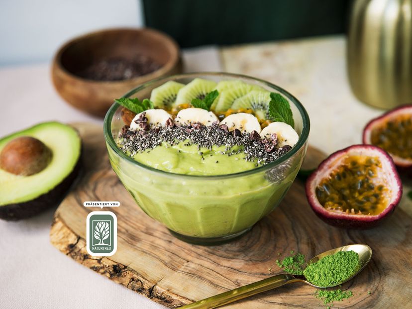Matcha Smoothie Bowl mit Chiasamen
