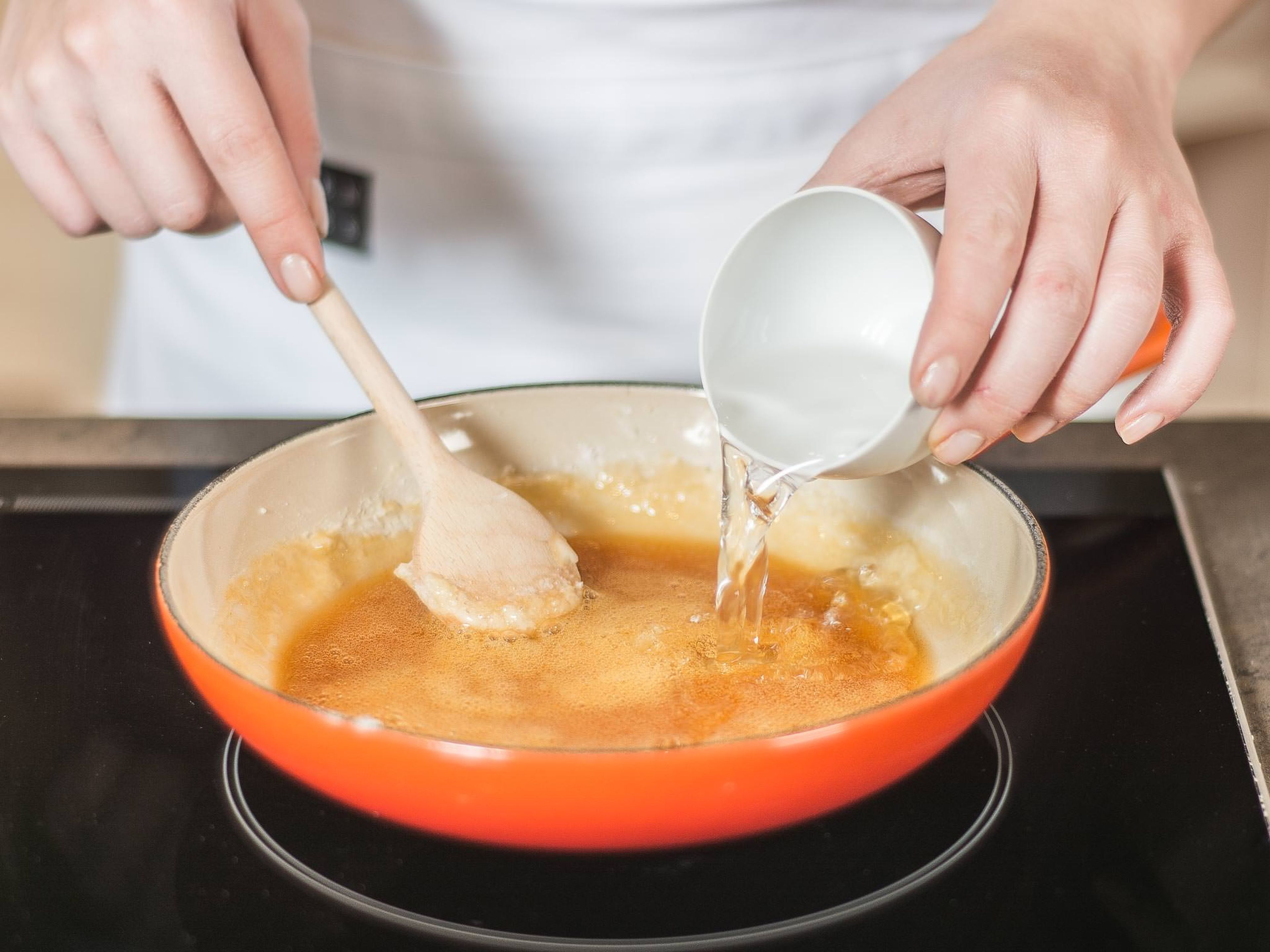 Vor dem Servieren den restlichen Zucker in einer kleinen Pfanne karamellisieren lassen. Eine Prise Salz hinzugeben, mit Wasser aufgießen und zu einer Soße einkochen lassen. Zum Servieren über die Creme geben.
