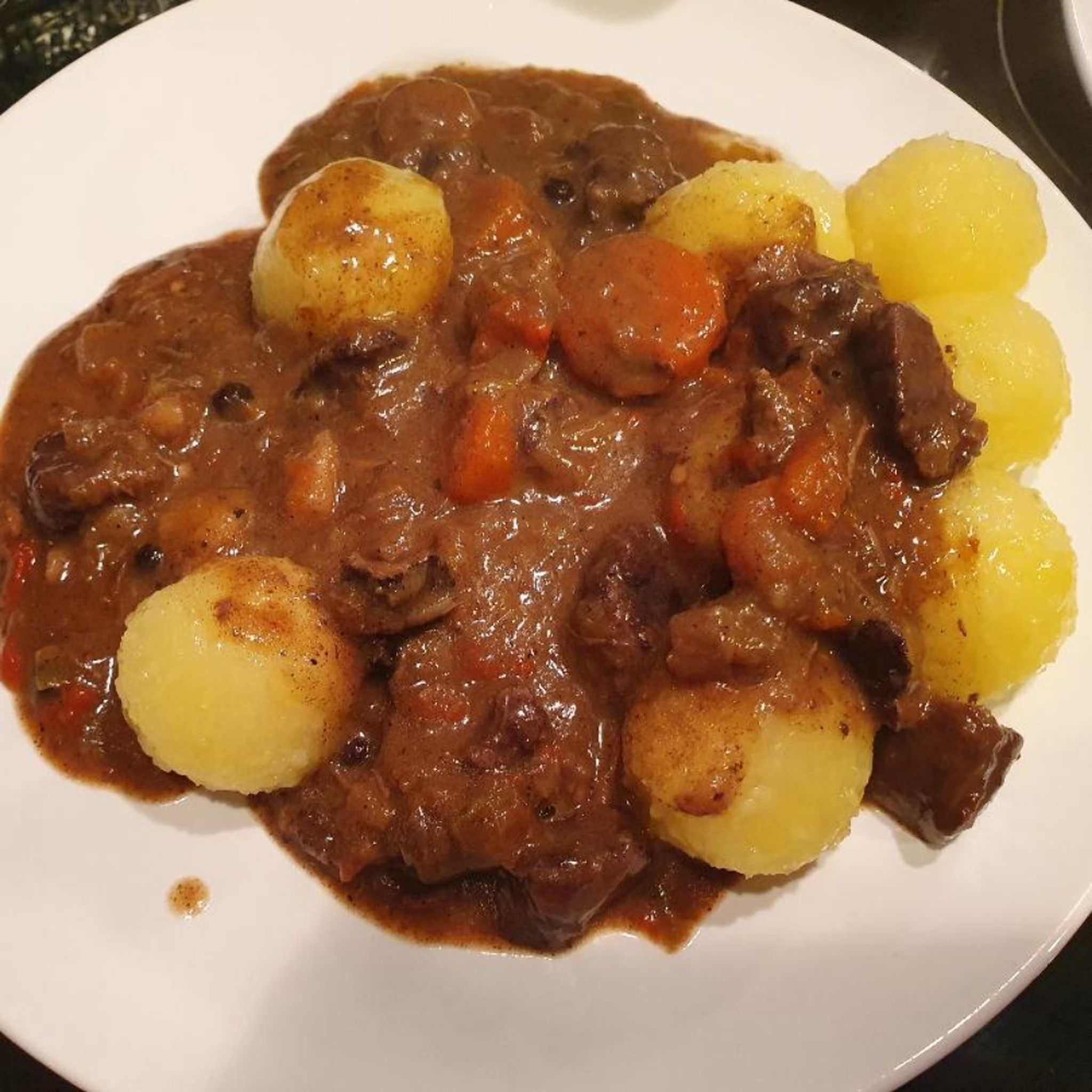 Rindfleisch in Rotwein mit Knödel