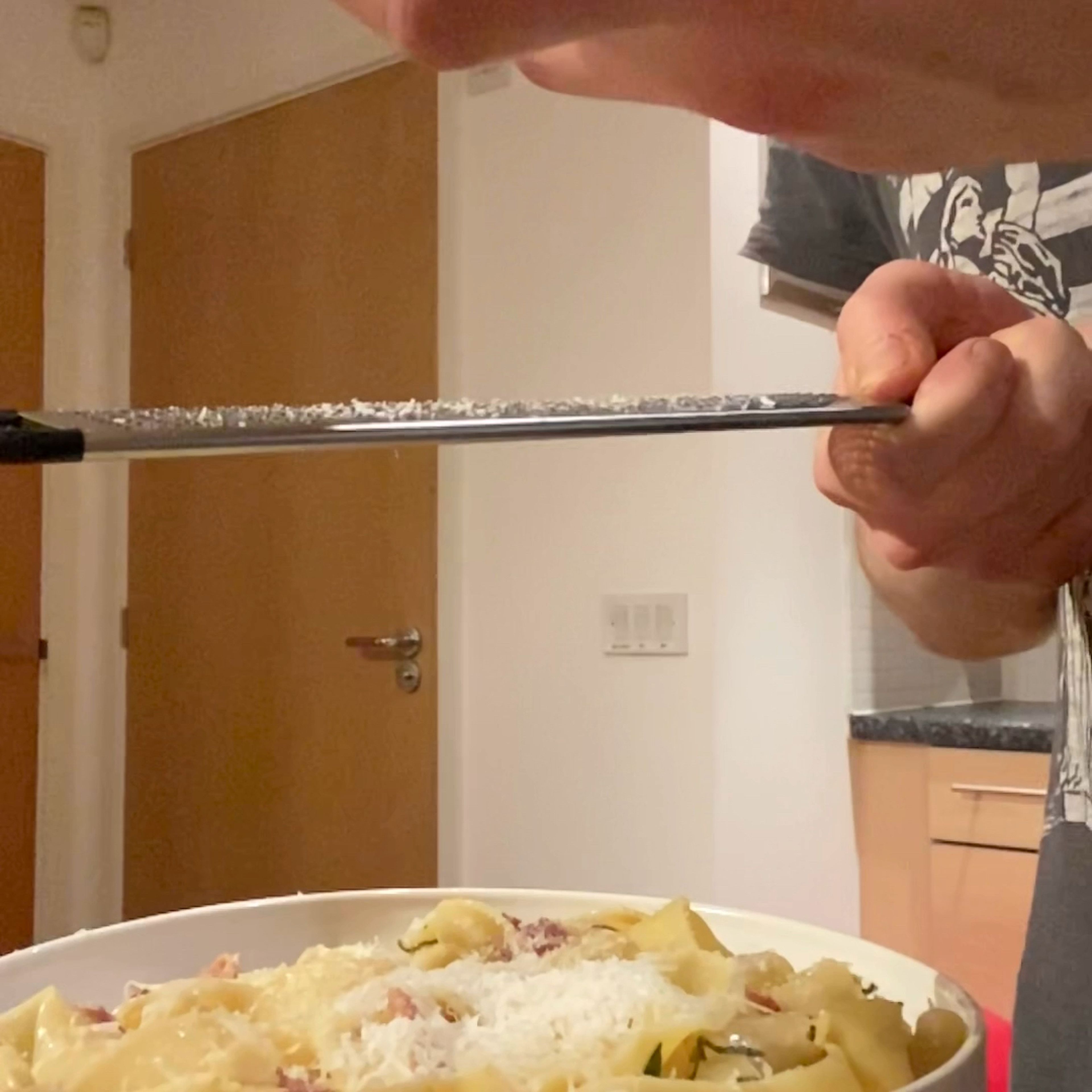 Auf einem Teller anrichten und mit frisch geriebenem Parmesan und ca. 3 frittierten Salbeiblättern servieren