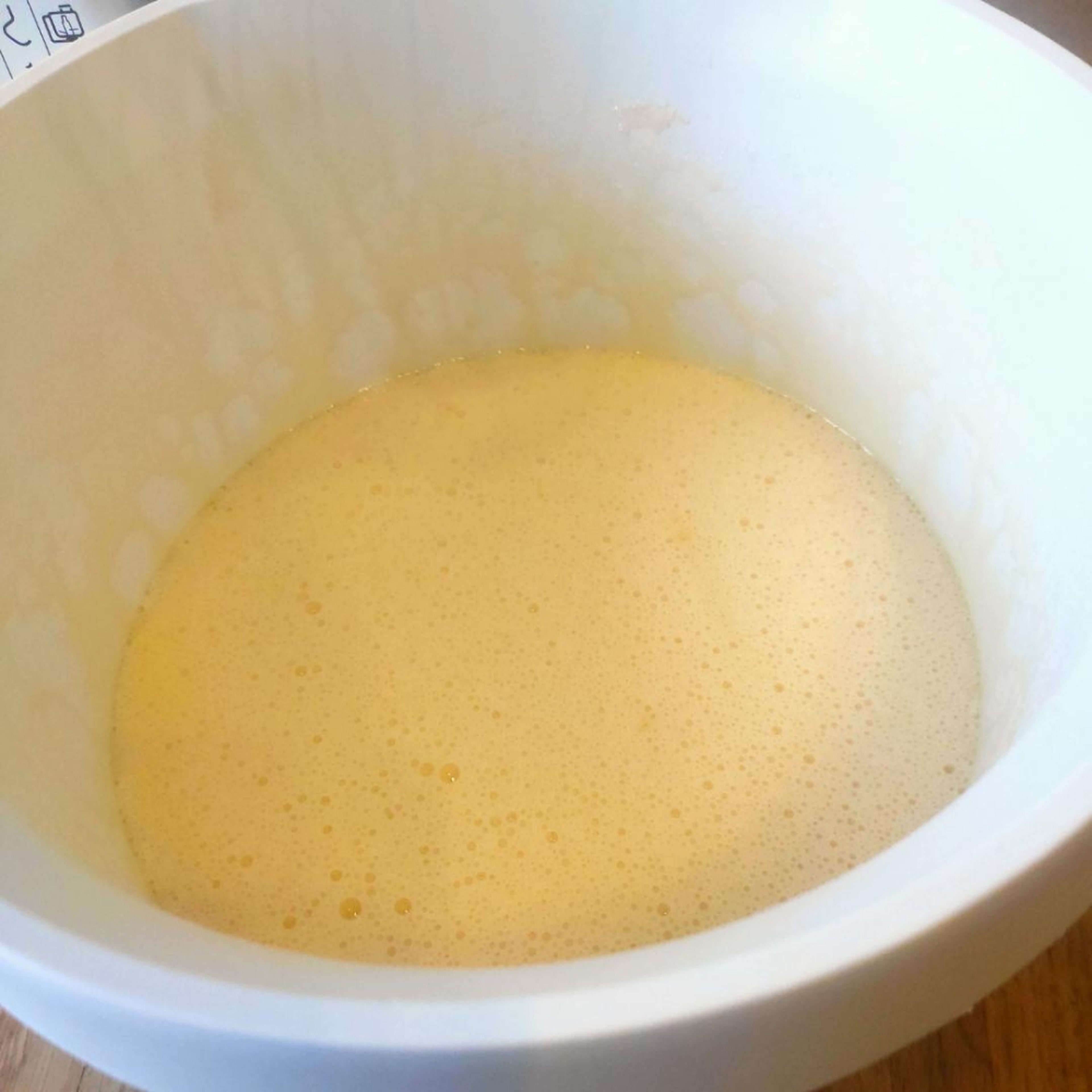 Geschmolzene Butter, Öl und Zucker vermischen. Für etwa eine Minute rühren. Die Eier und den Vanilleextrakt Hinzugeben und rühren bis die Farbe heller wird. (ungefähr noch eine Minute)