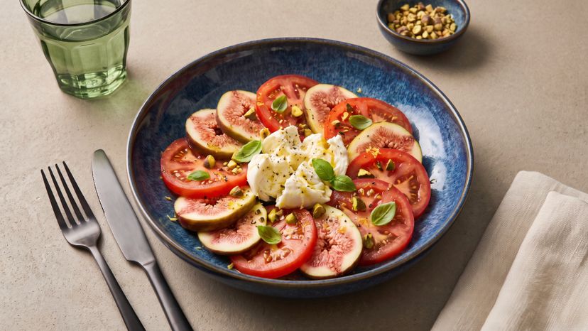 Fruchtiges Upgrade für den Sommerklassiker: Caprese mit Feigen und Pistazien