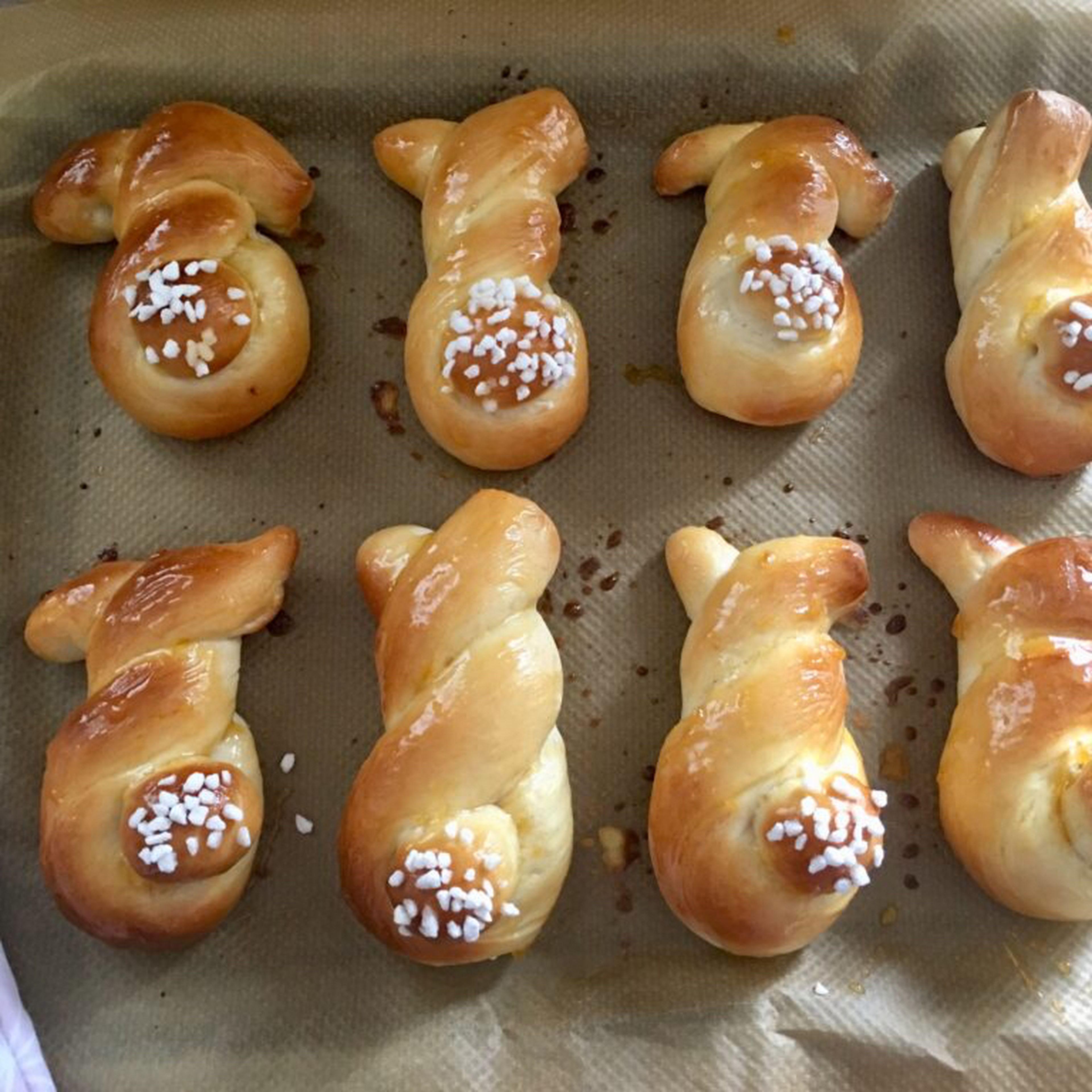 Goldbraun backen und anschließend Aprikosenmarmelade mit etwas Wasser erwärmen und anschließend die Hasen bepinseln. Danach mit Hagelzucker bestreuen. 