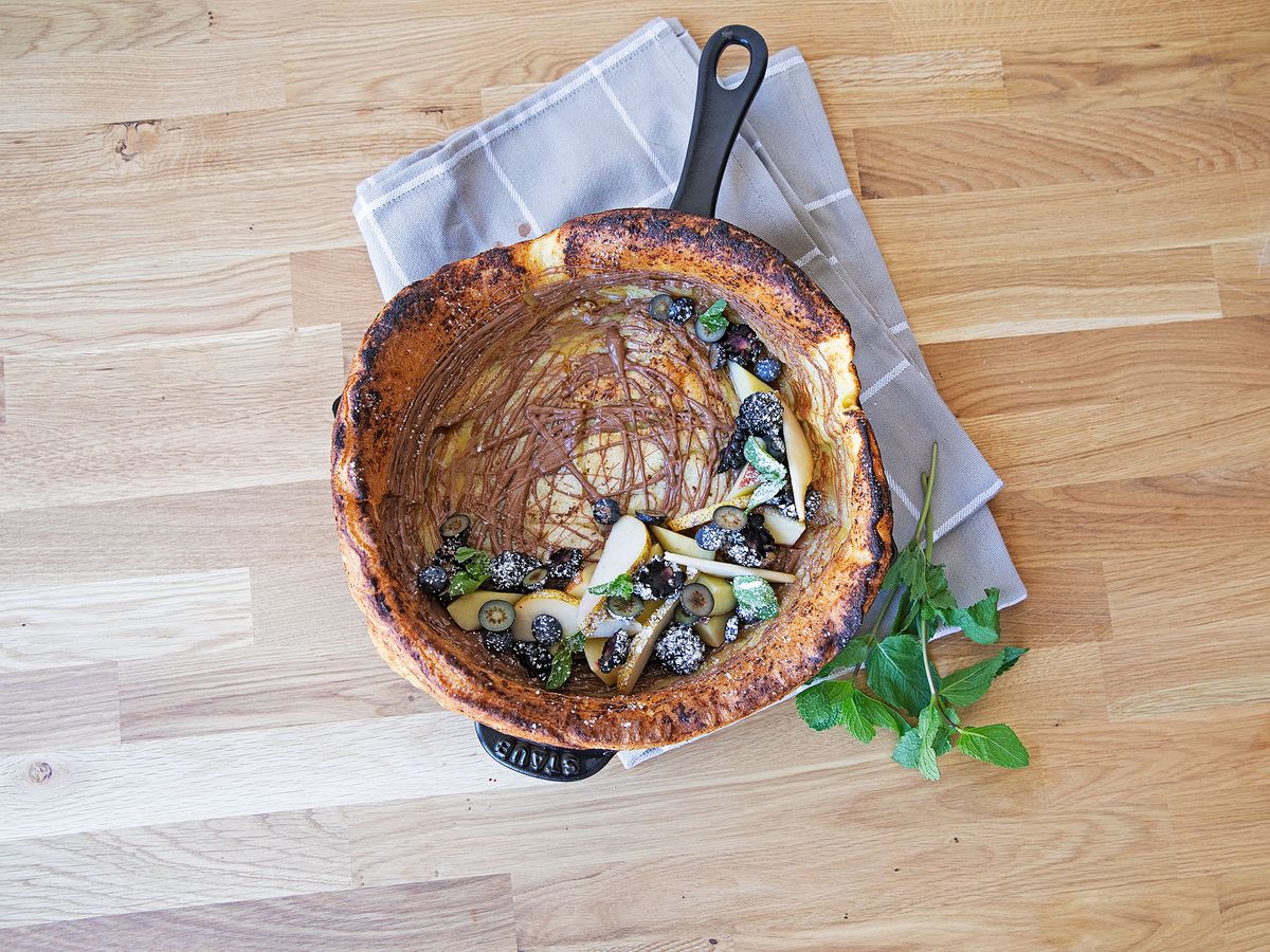 Fluffy baked pancake with fresh fruits and chocolate | Recipe | Kitchen Stories