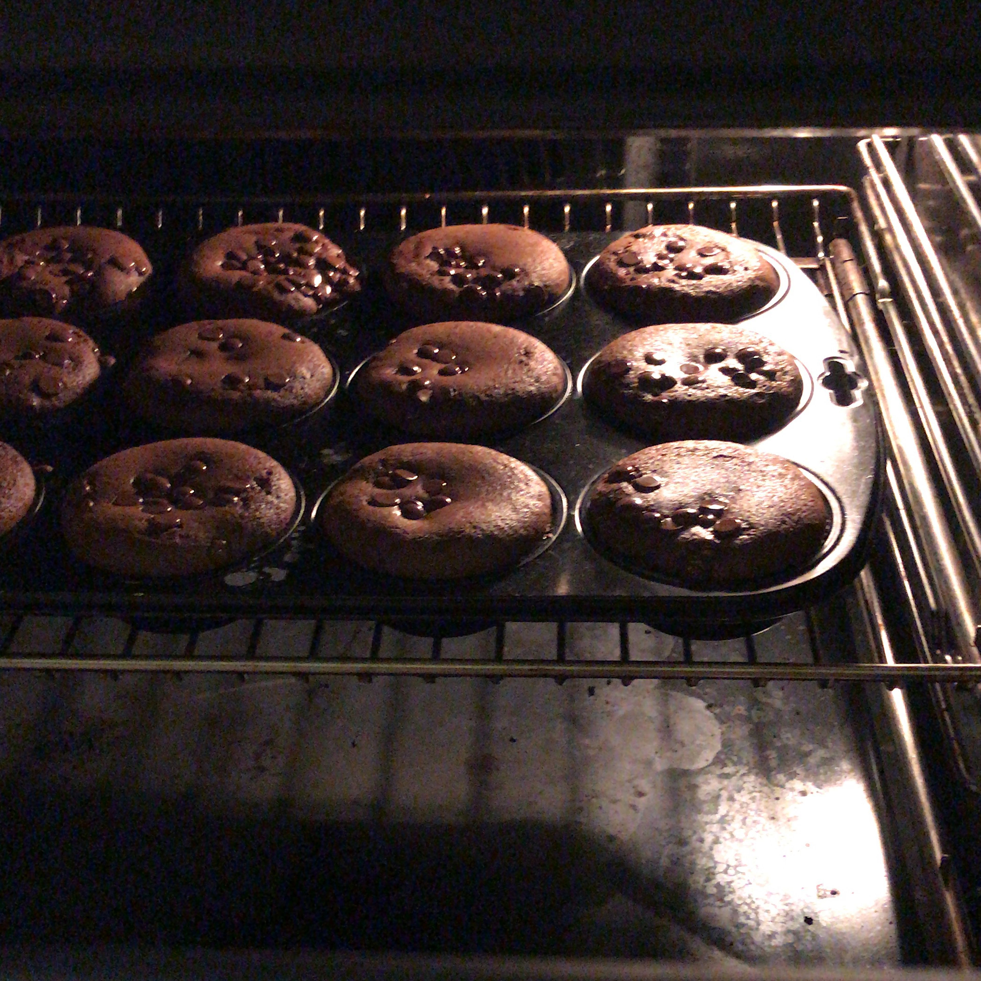 Backe die Muffins zunächst 10 Minuten bei 190 Grad, dann drehst du die Temperatur auf 175°C herunter und lässt die Muffins etwa 15 Minuten fertig backen.