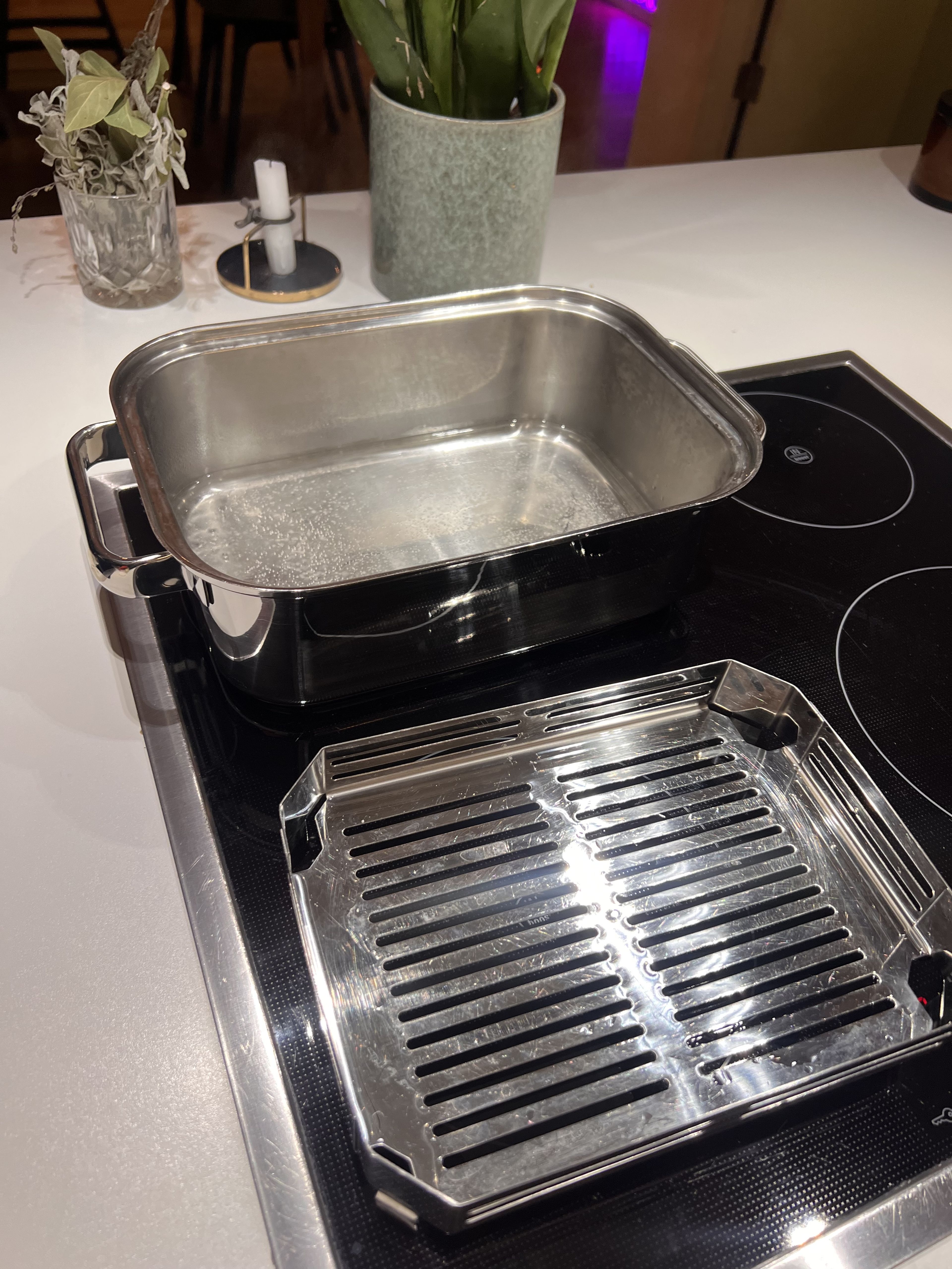 Bringe einen Garer mit Wasser zum Kochen. In der Zwischenzeit Zwiebel und Knoblauch hacken. Wenn du magst füge ein bisschen Gemüsebrühe hinzu, es klappt aber auch mit einer Prise Salz. Linsen hinzufügen.