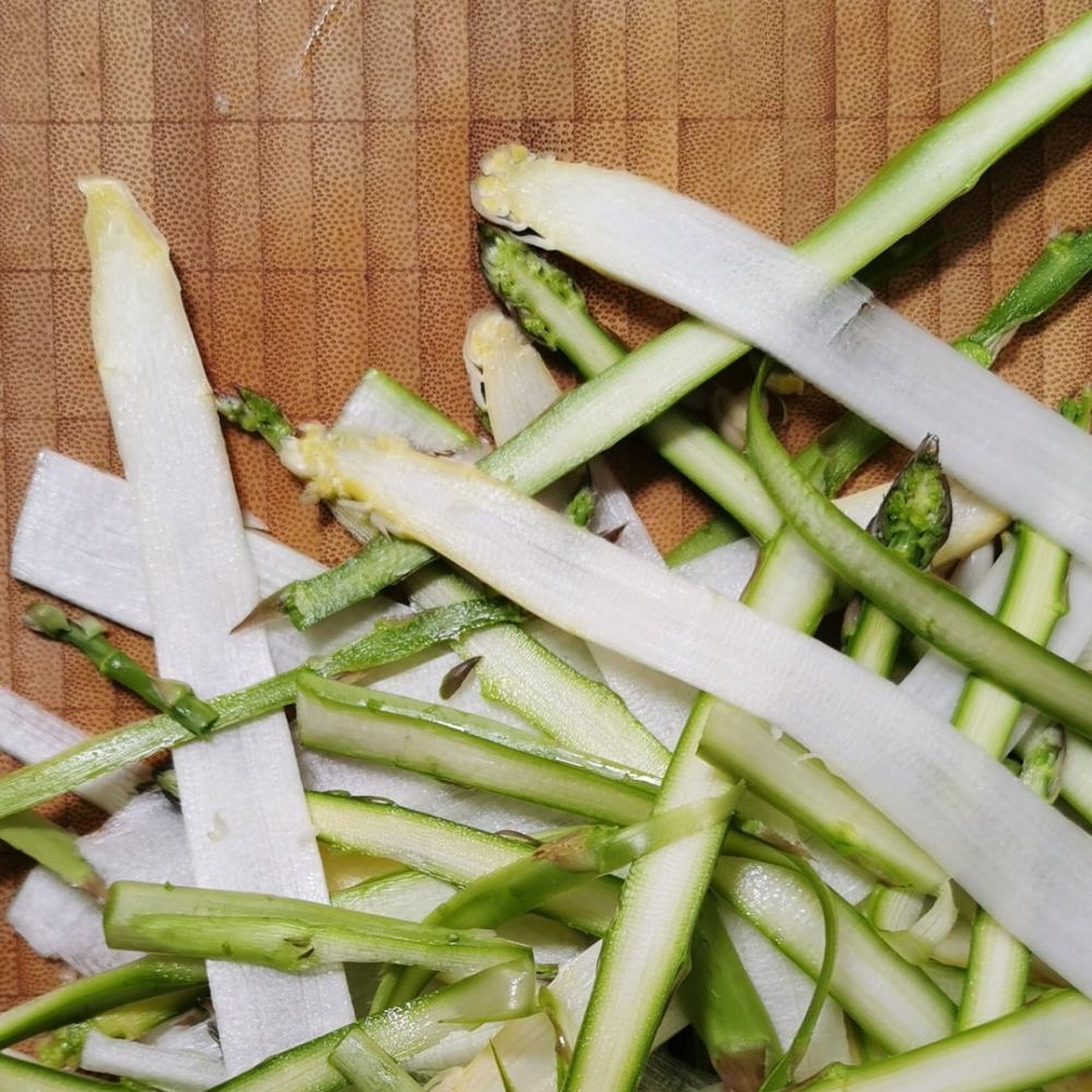 Den Spargel mit dem Sparschäler in dünne Streifen schneiden. Danach die Frühlingszwiebeln dünn schneiden. Nun alle Zutaten in einer Schüssel vorsichtig mischen und 20 Minuten marinieren.