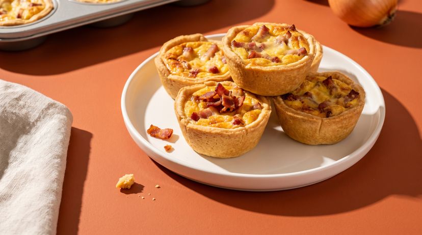 Kleine Quiche-Lorraine-Muffins mit knusprigem Mürbeteig