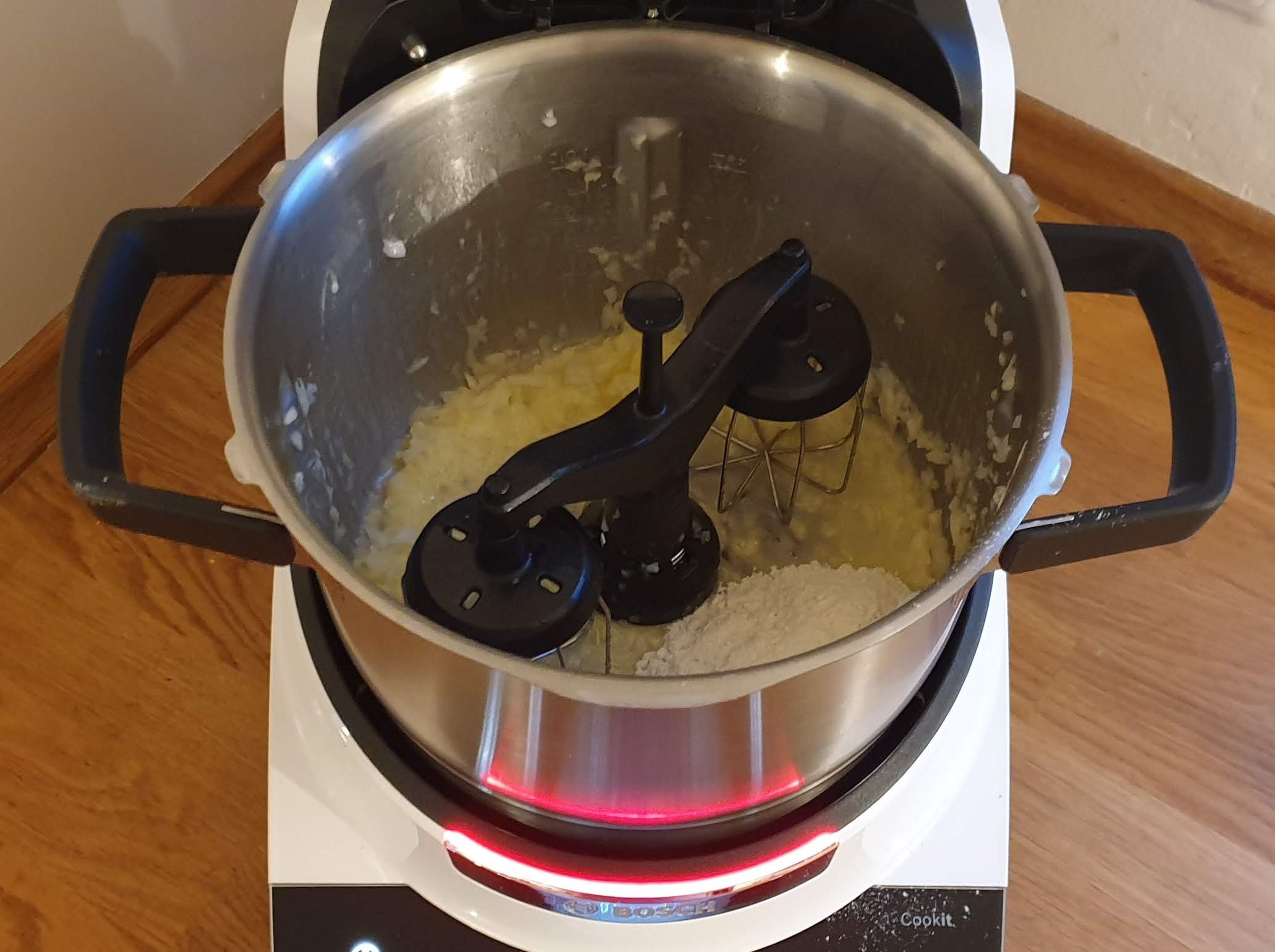Zwillings-Rührbesen einsetzen und Butter im Topf zerlassen (Zwillings-Rührbesen | Stufe 3 | 100°C | 2 Min.). Mehl hinzugeben und mit der Butter verrühren (Zwillings-Rührbesen | Stufe 3 | 120°C | 3 Min.).