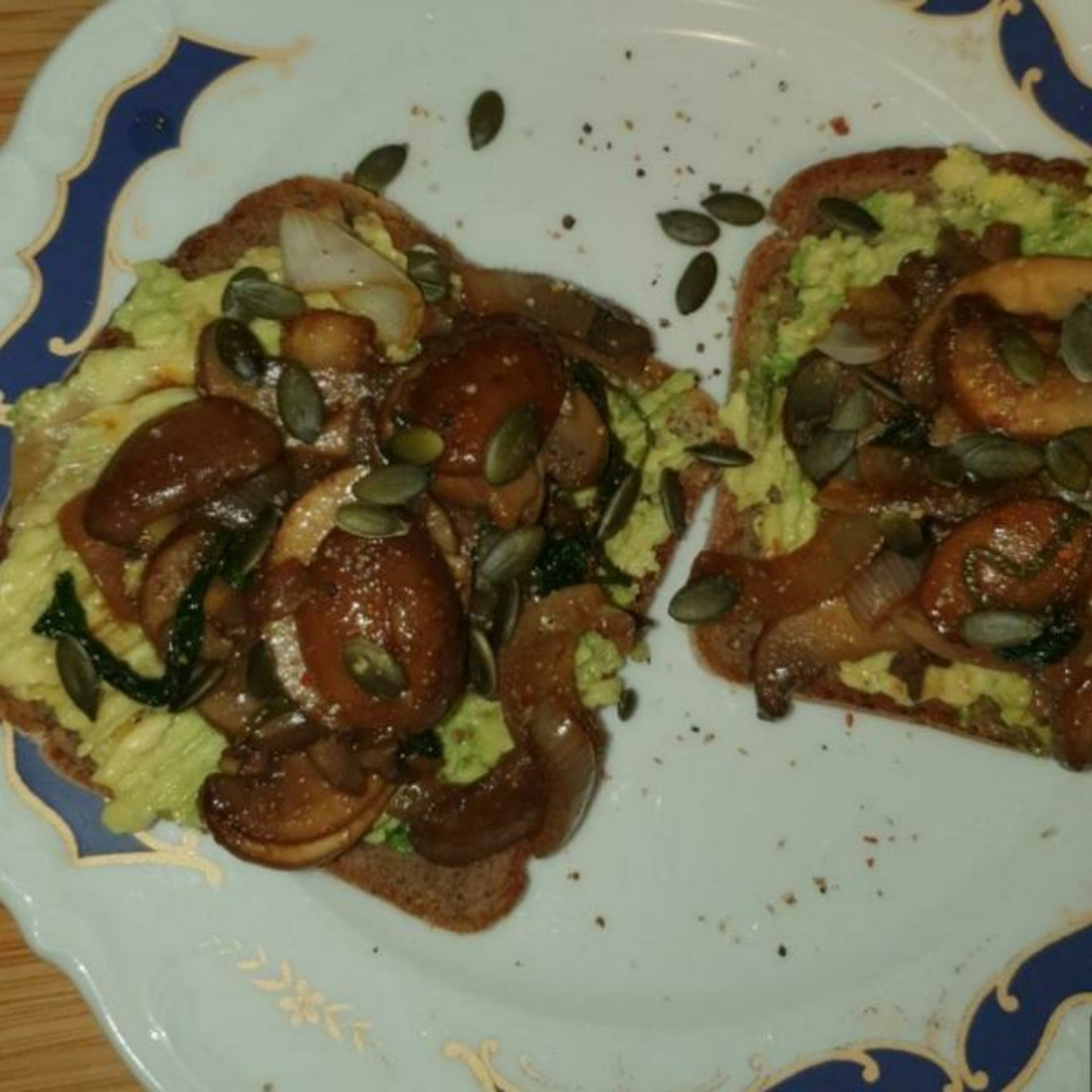Avocado Brot mit gebratenen Champignons