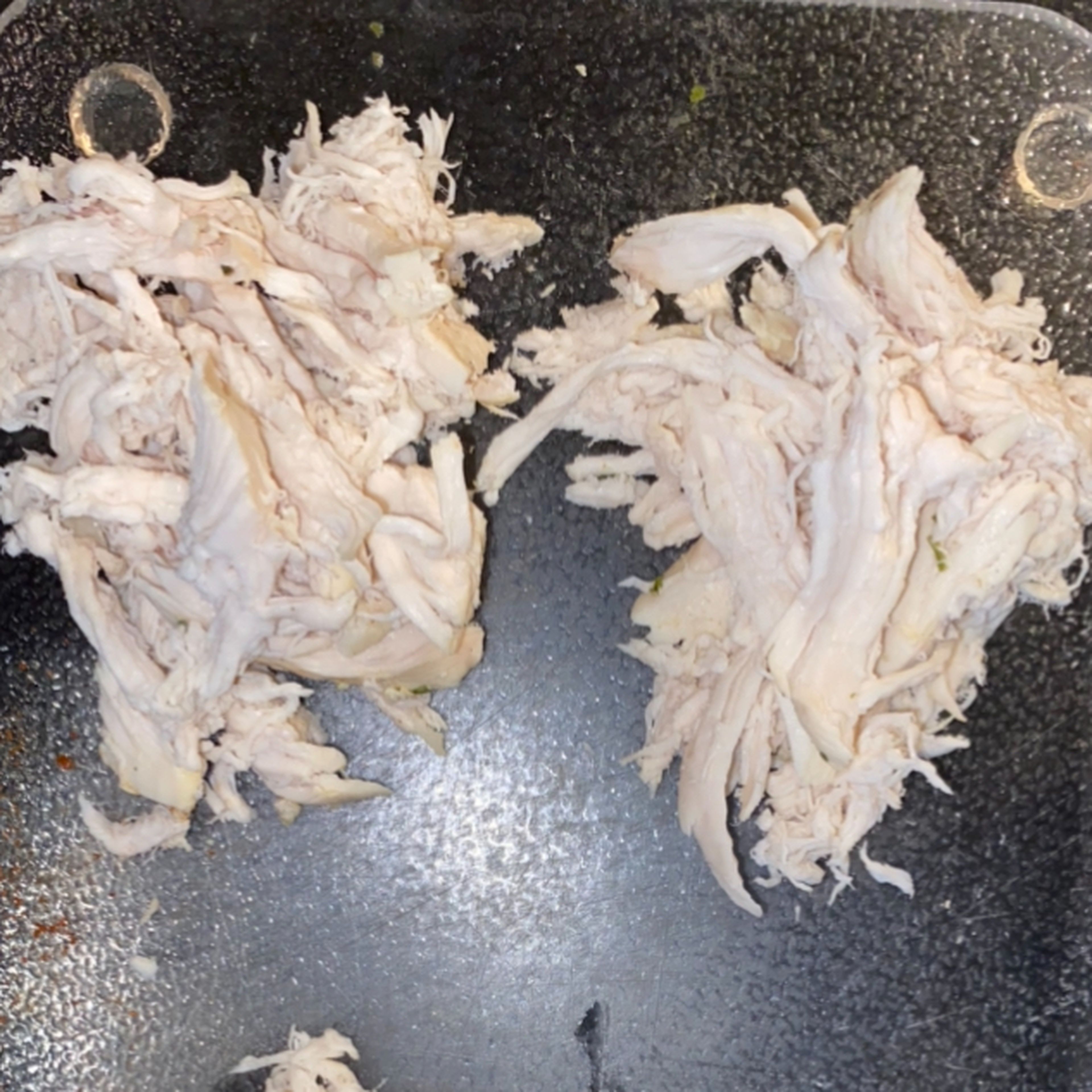 Die 50cl Gemüsebrühe in die Pfanne geben. Bei mittlerer bis hoher Stufe die Pouletbrust in der Flüssigkeit köcheln. Ca. 10 Minuten pro Seite. Zum testen, das Poulet an der dicksten Stelle aufschneiden. Wenn alles weiss ist, das Poulet auf ein Schneidebrett legen und mit zwei Gabeln zu Pulled-Chicken zerreissen und in 4 Portionen aufteilen.