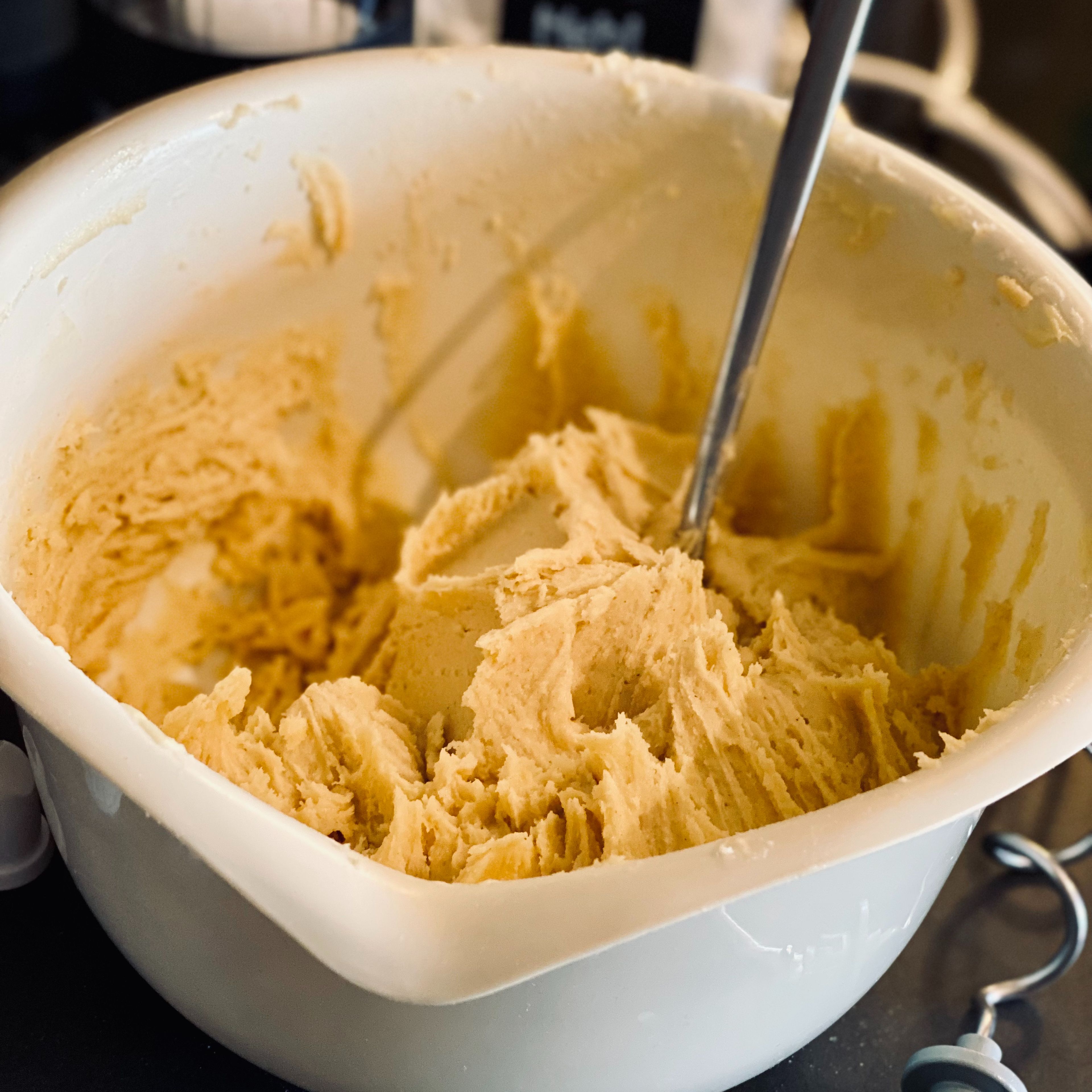 Den Backofen auf 160° Umluft vorheizen, Die Butter (zimmerwarm) mit dem Handrührgerät schaumig schlagen. Puderzucker, Salz und Zimt dazugeben und weiter schlagen. Mehl und Eier dazugeben und einen Teig daraus mixen.