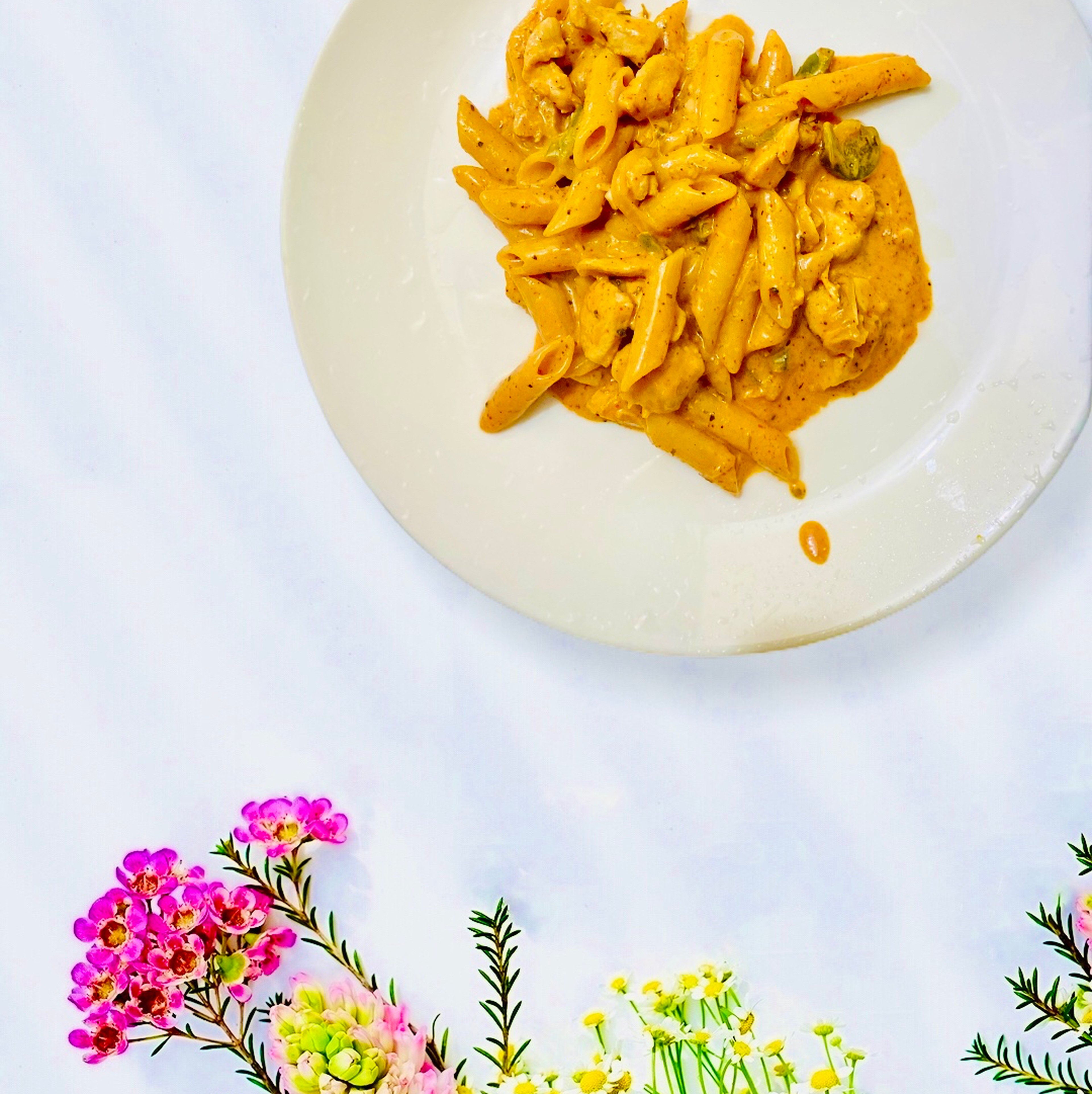 Penne mit Hähnchen in roter Soße