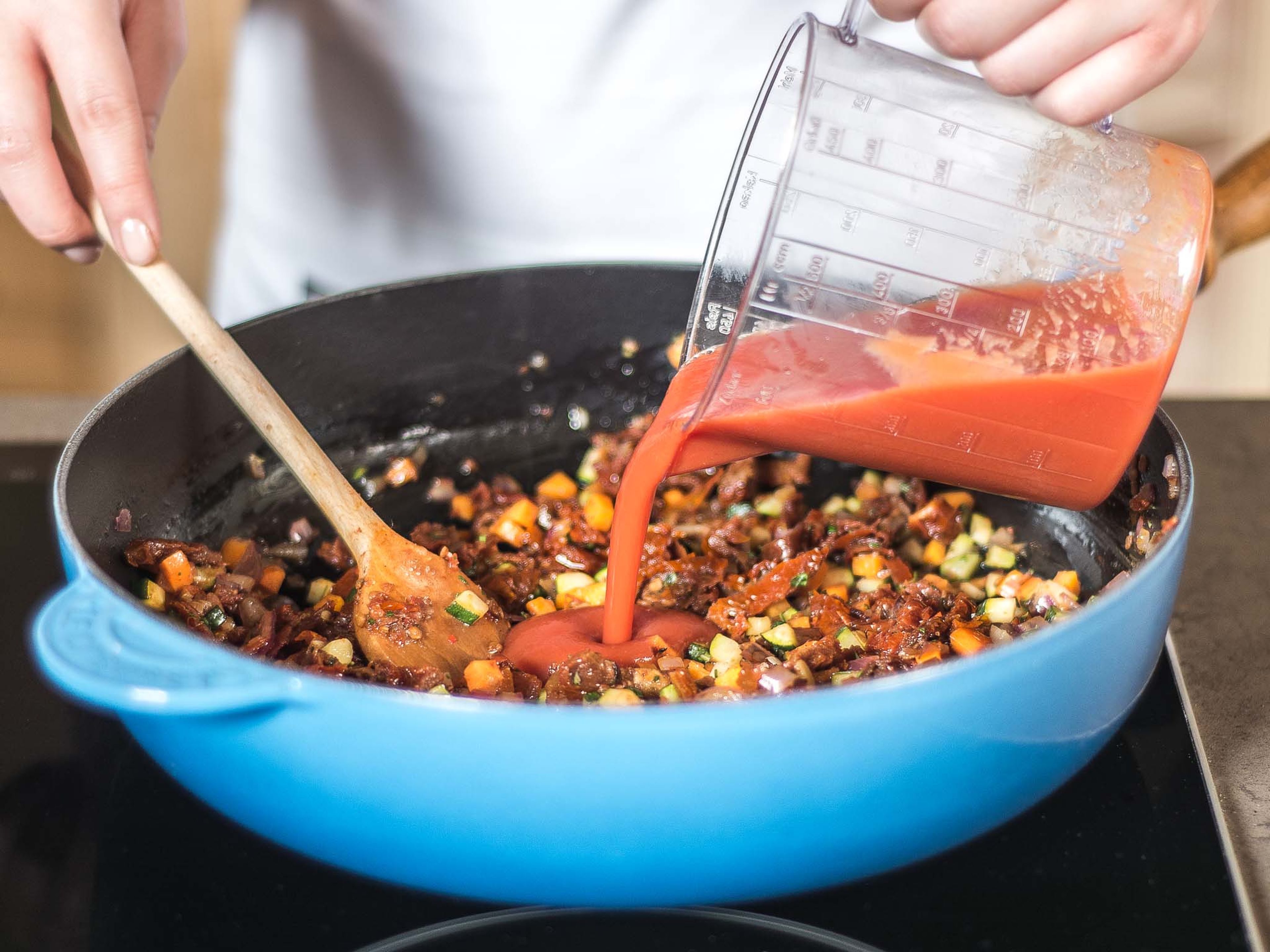 Gemüse in etwas Pflanzenöl scharf anbraten und mit Zucker, Salz und Pfeffer würzen. Passierte Tomaten aufgießen, gehackte Kräuter und Chili hinzugeben und alles für ca. 5 – 10 Min. zu einer dickflüssigen Soße einkochen lassen.