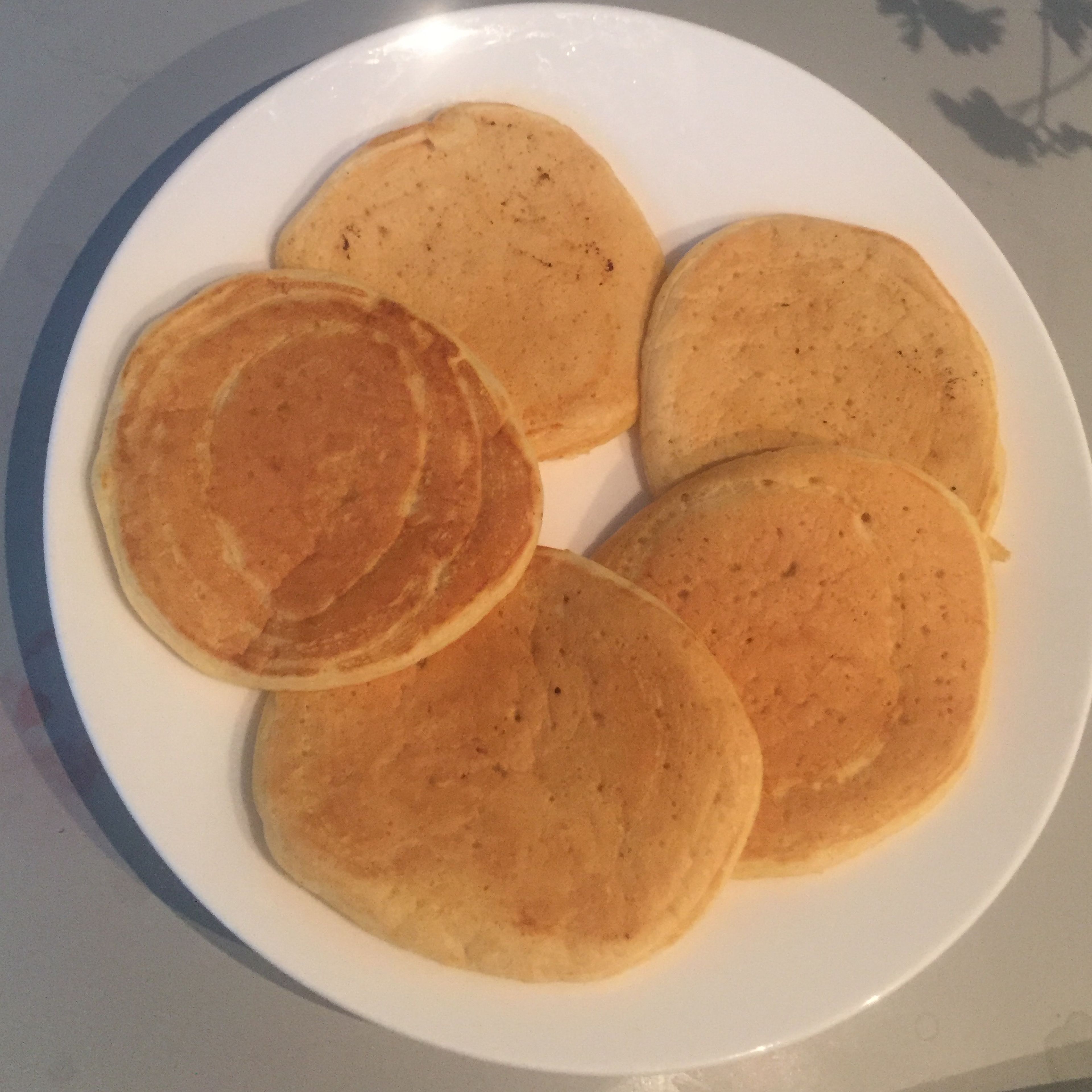 Platziert die Pancakes schön auf einen Teller! 