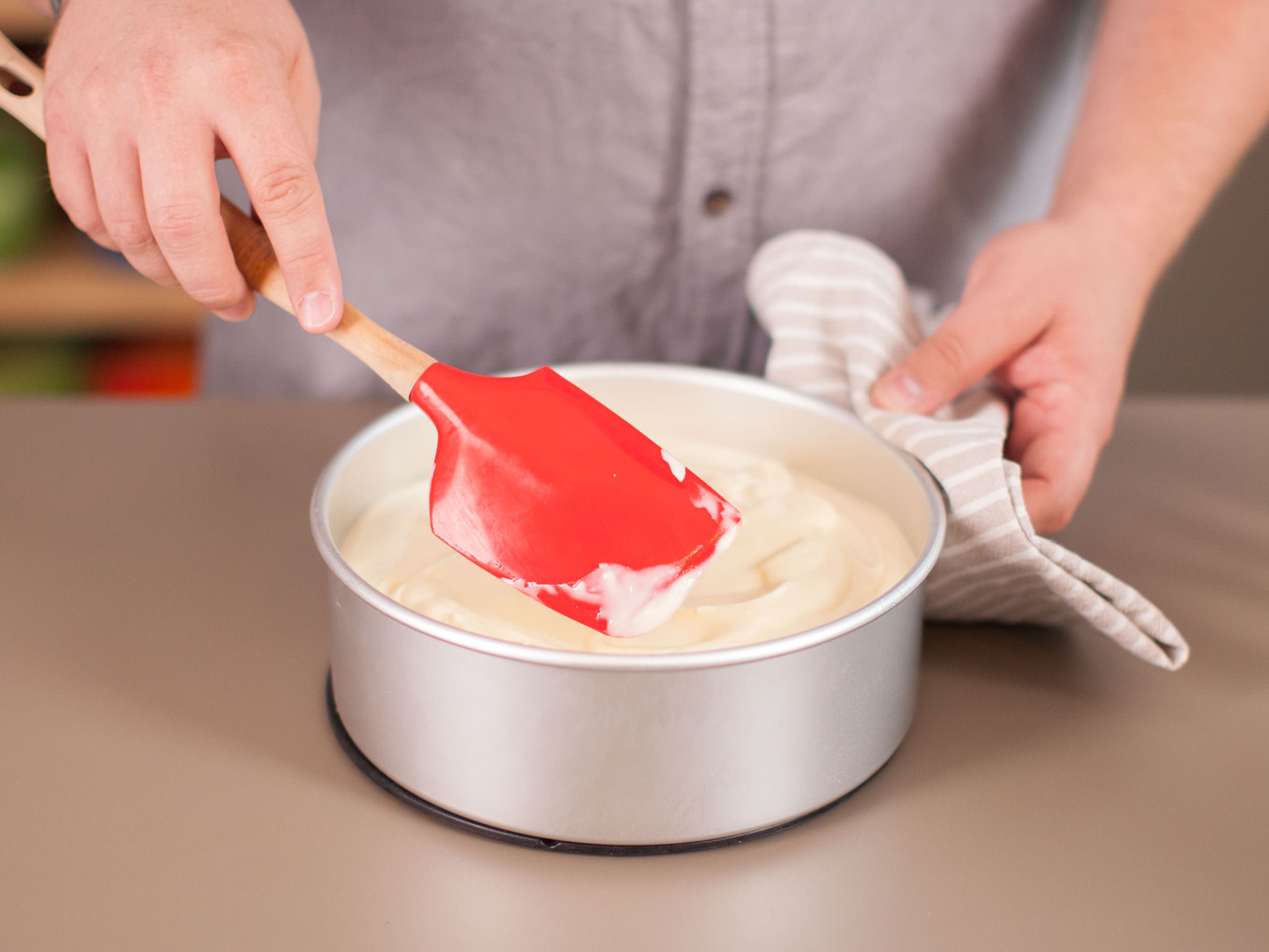 Remove springform pan from oven and reduce temperature to 160°C/320°F. Fill cream cheese mixture into pan and smooth out surface. Return to oven and bake for approx. 50 – 55 min. until the filling has set.