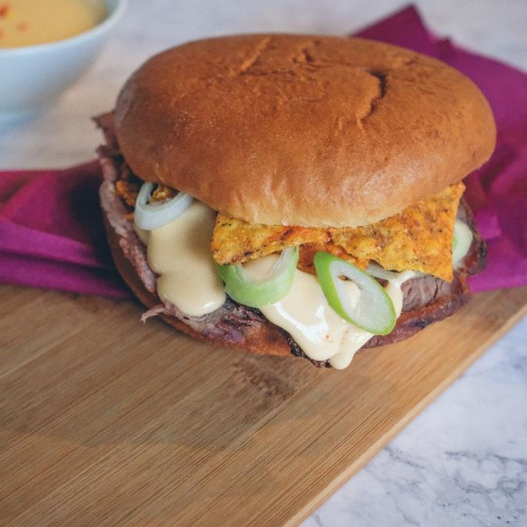 Burger mit Bratenaufschnitt von der Rinderhüfte