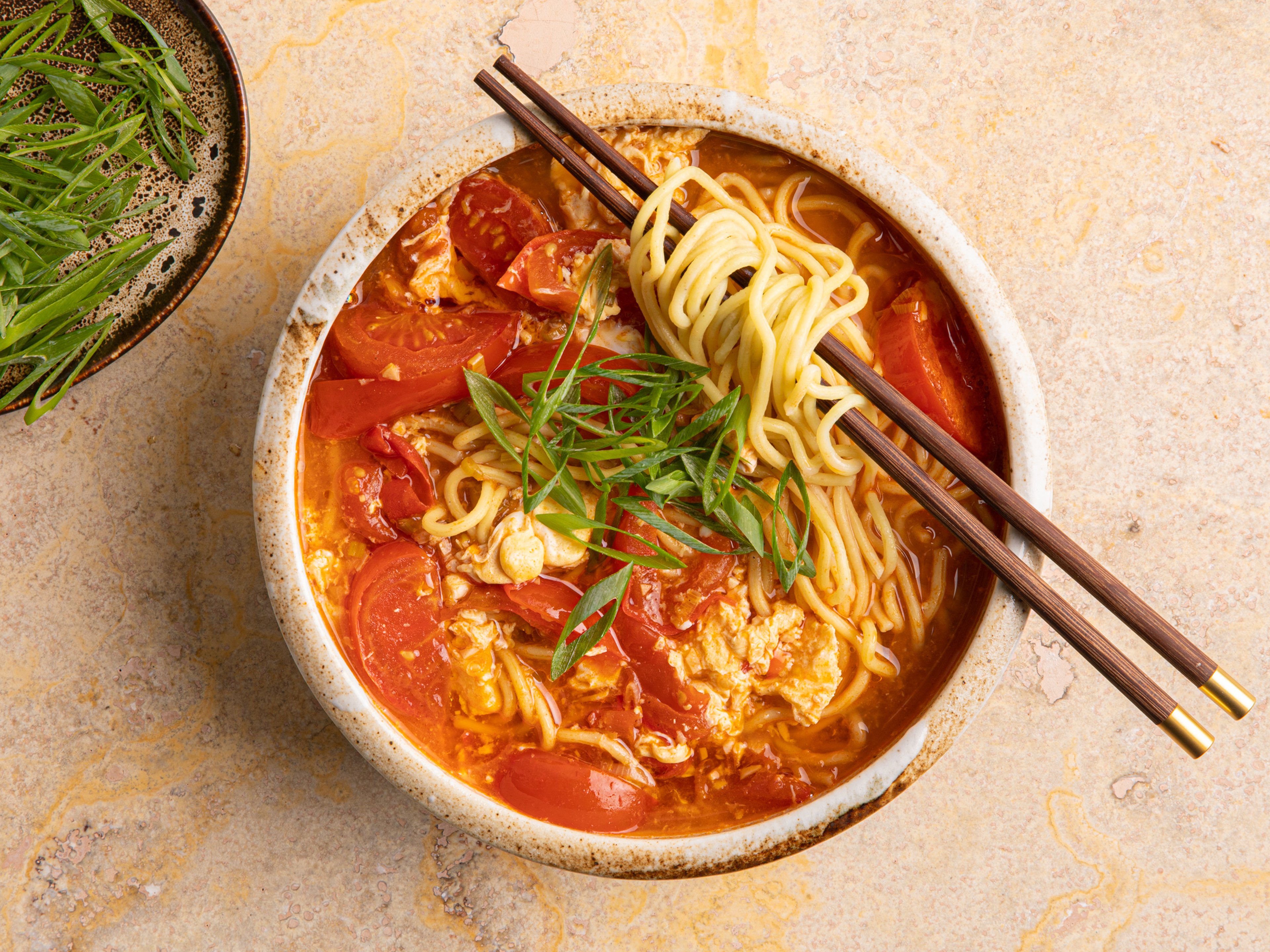 Nudelsuppe mit Tomaten und Eiern