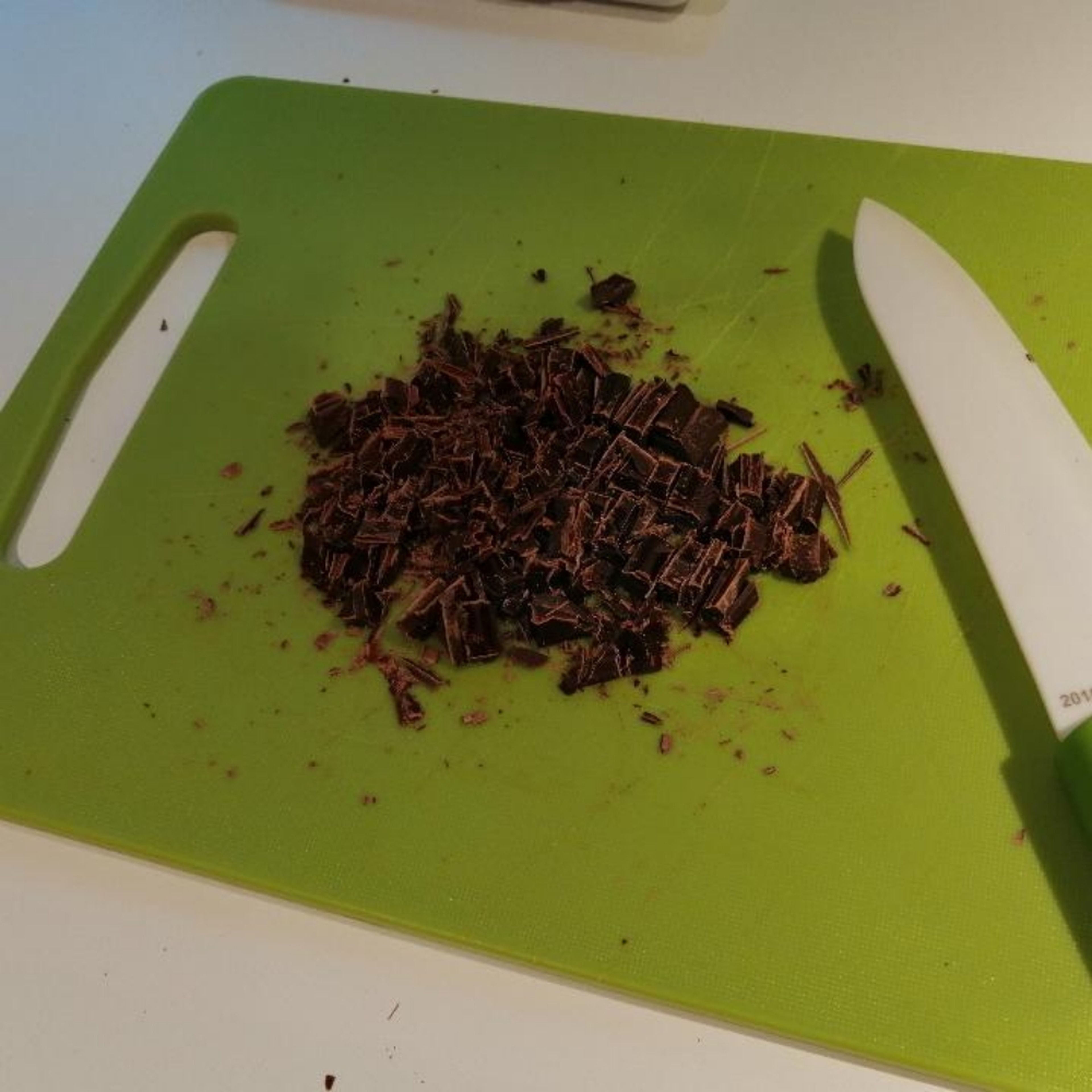 Schokolade in kleine Stücke hacken.