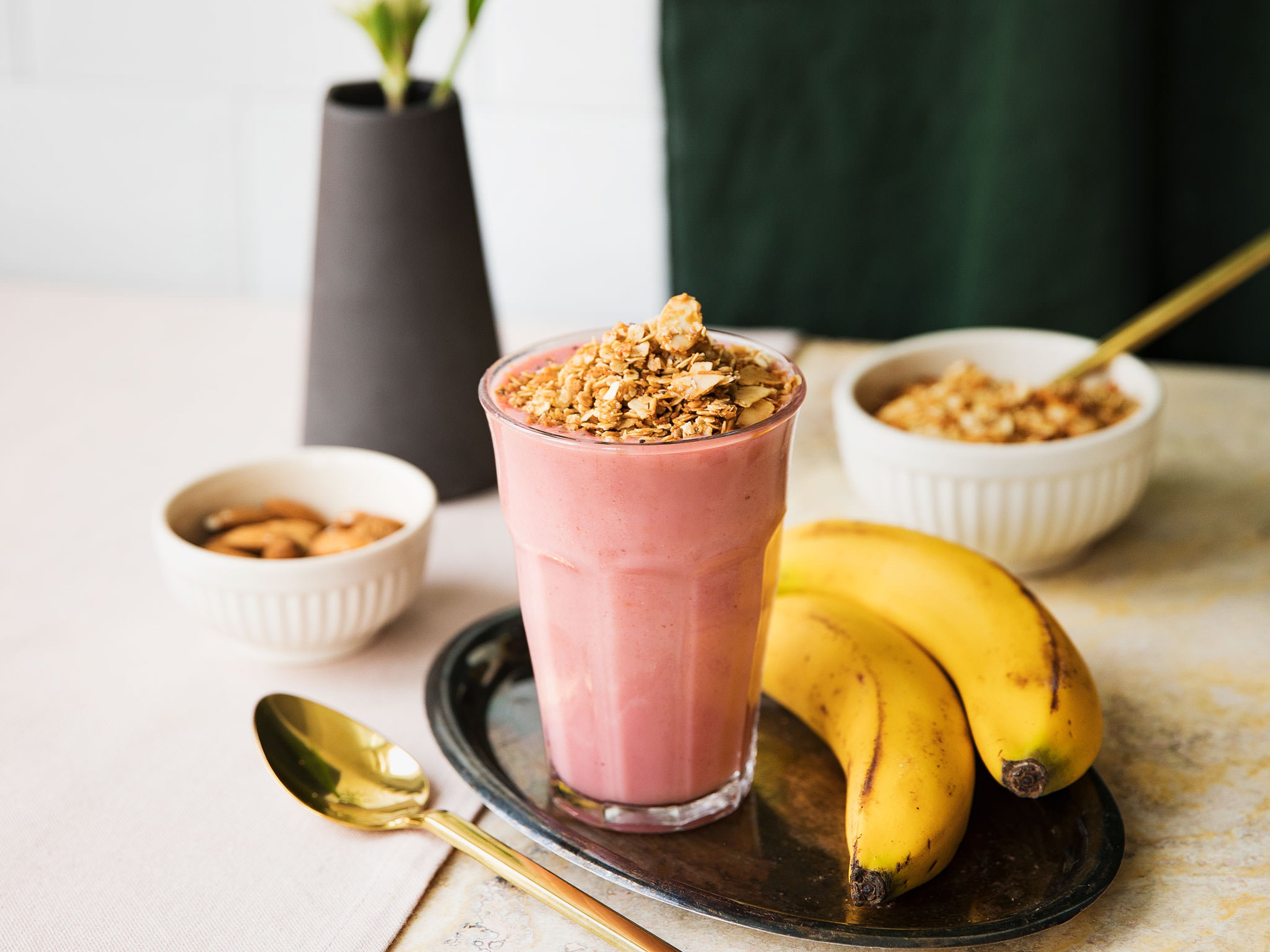 Erdbeer-Bananen Smoothie mit knusprigem Kokostopping