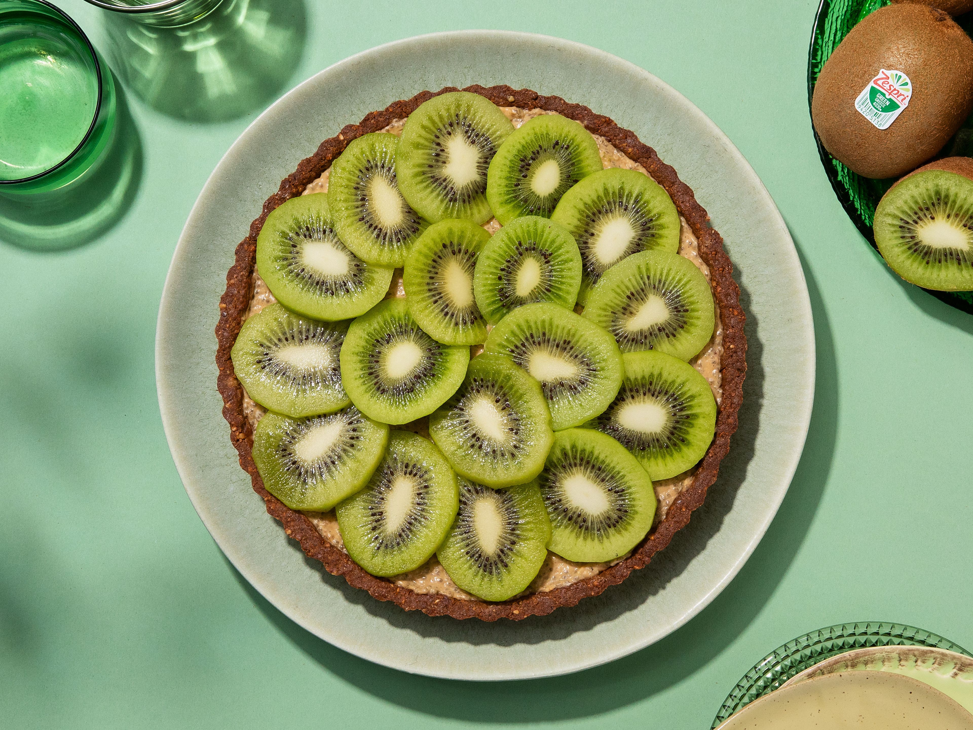 Fruchtige Kiwi-Chia-Tarte mit Kokos und Limette
