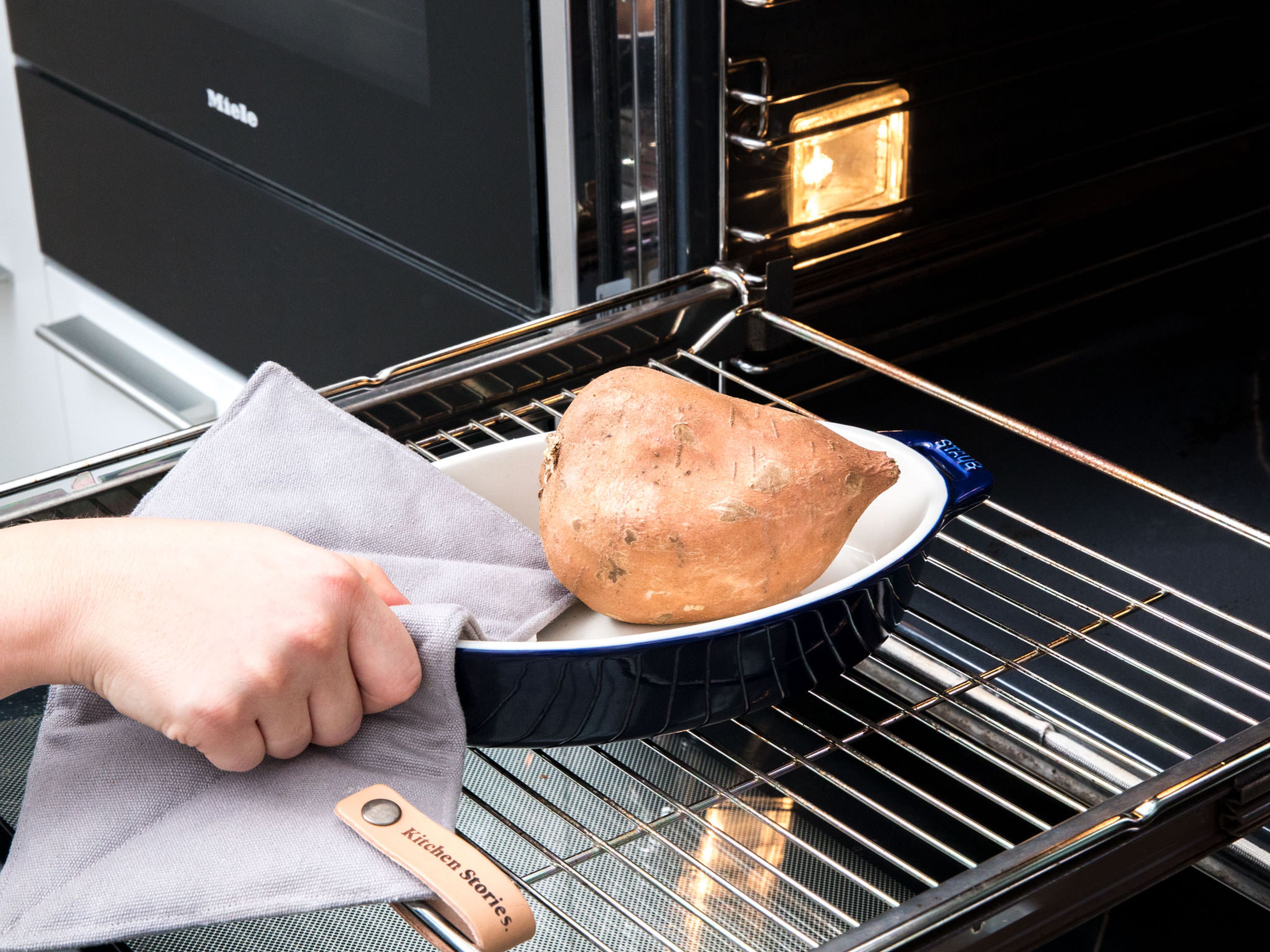 Backofen auf 175°C vorheizen. Eine Springform mit Backpapier auslegen. Süßkartoffel ungeschält in eine Auflaufform legen und für ca. 1 Std. backen.
