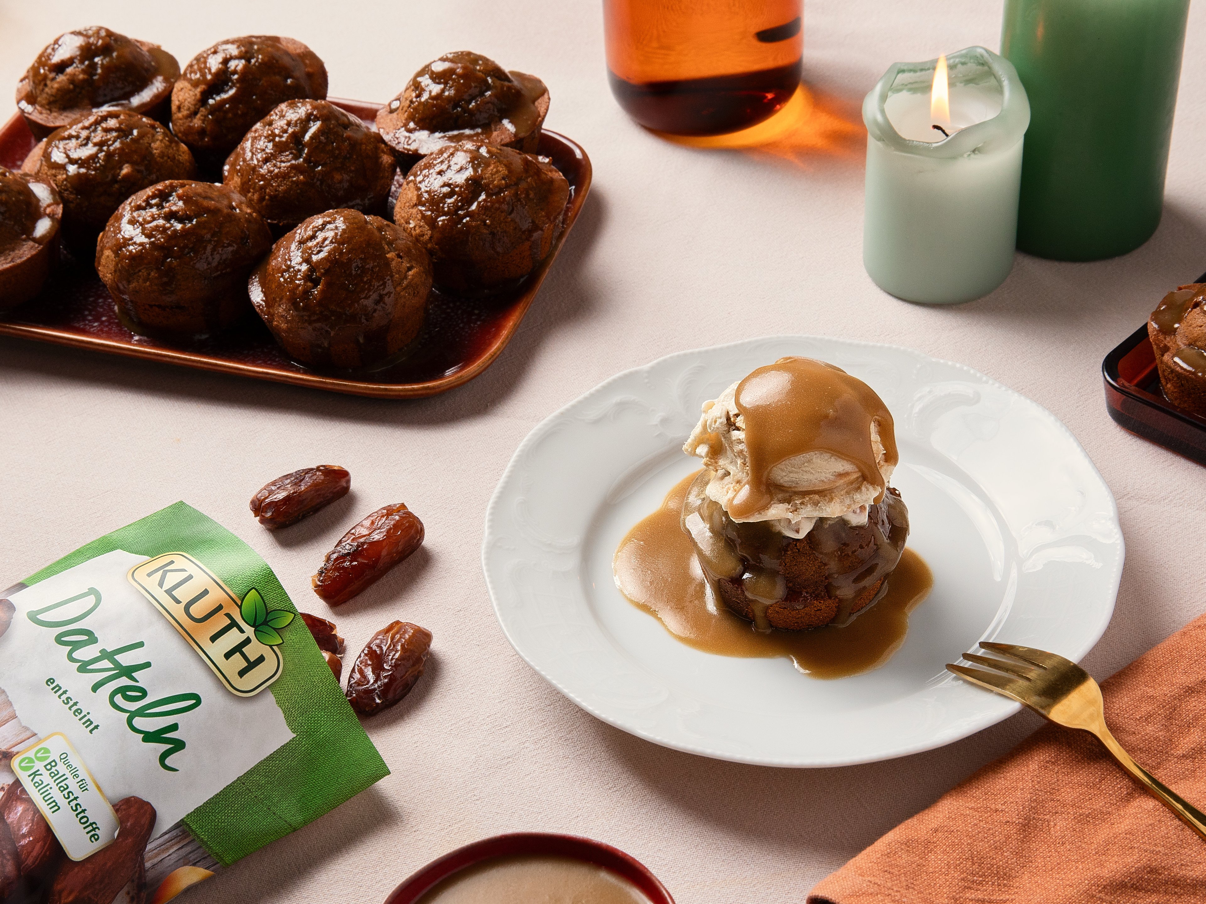 Saftiges Gewürz-Dattelküchlein mit Vanilleeis