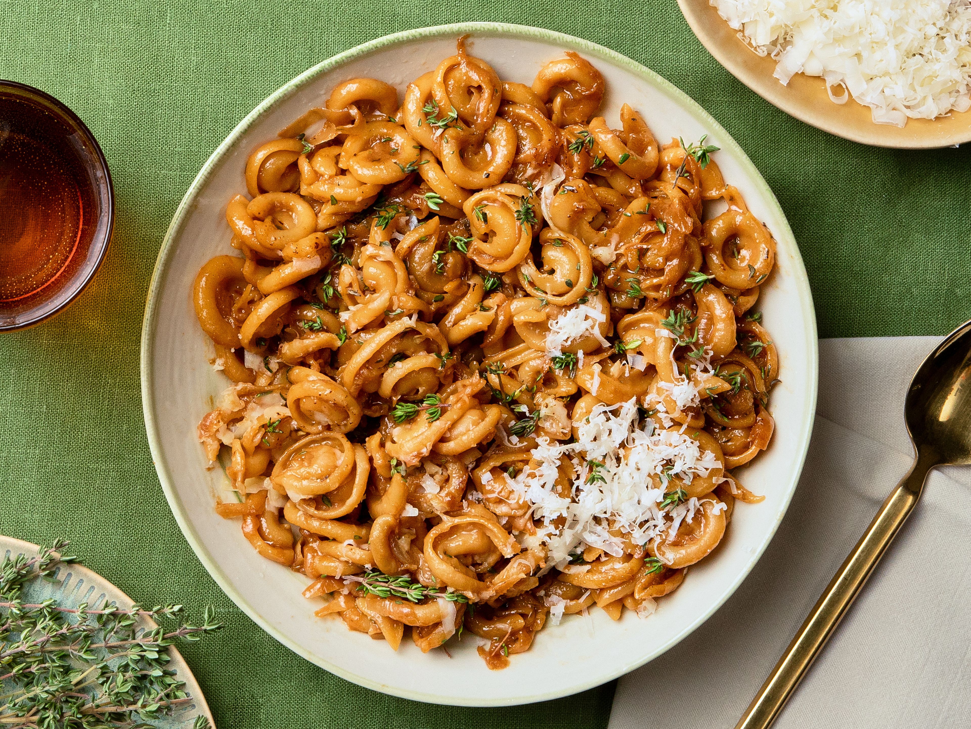 Cremige One-Pot French Onion Pasta (französische Zwiebelsuppen-Pasta)