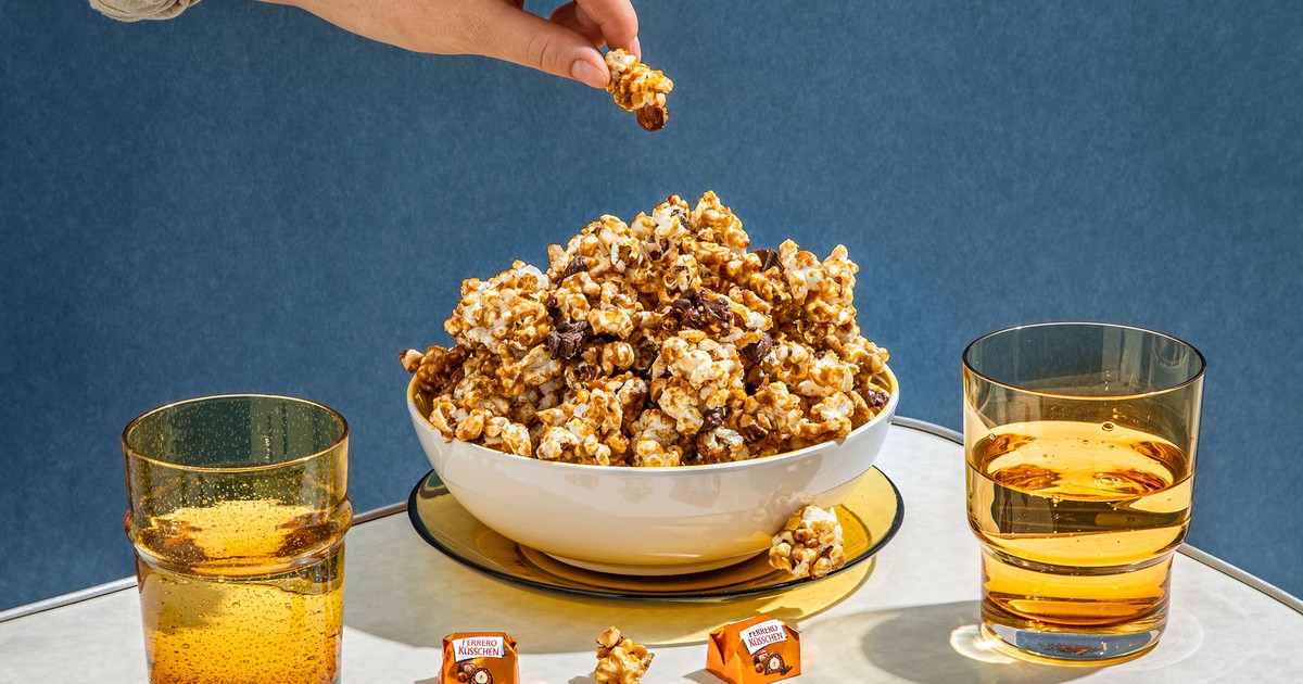 Schoko-Karamell-Popcorn mit Ferrero Küsschen | Rezept | Kitchen Stories