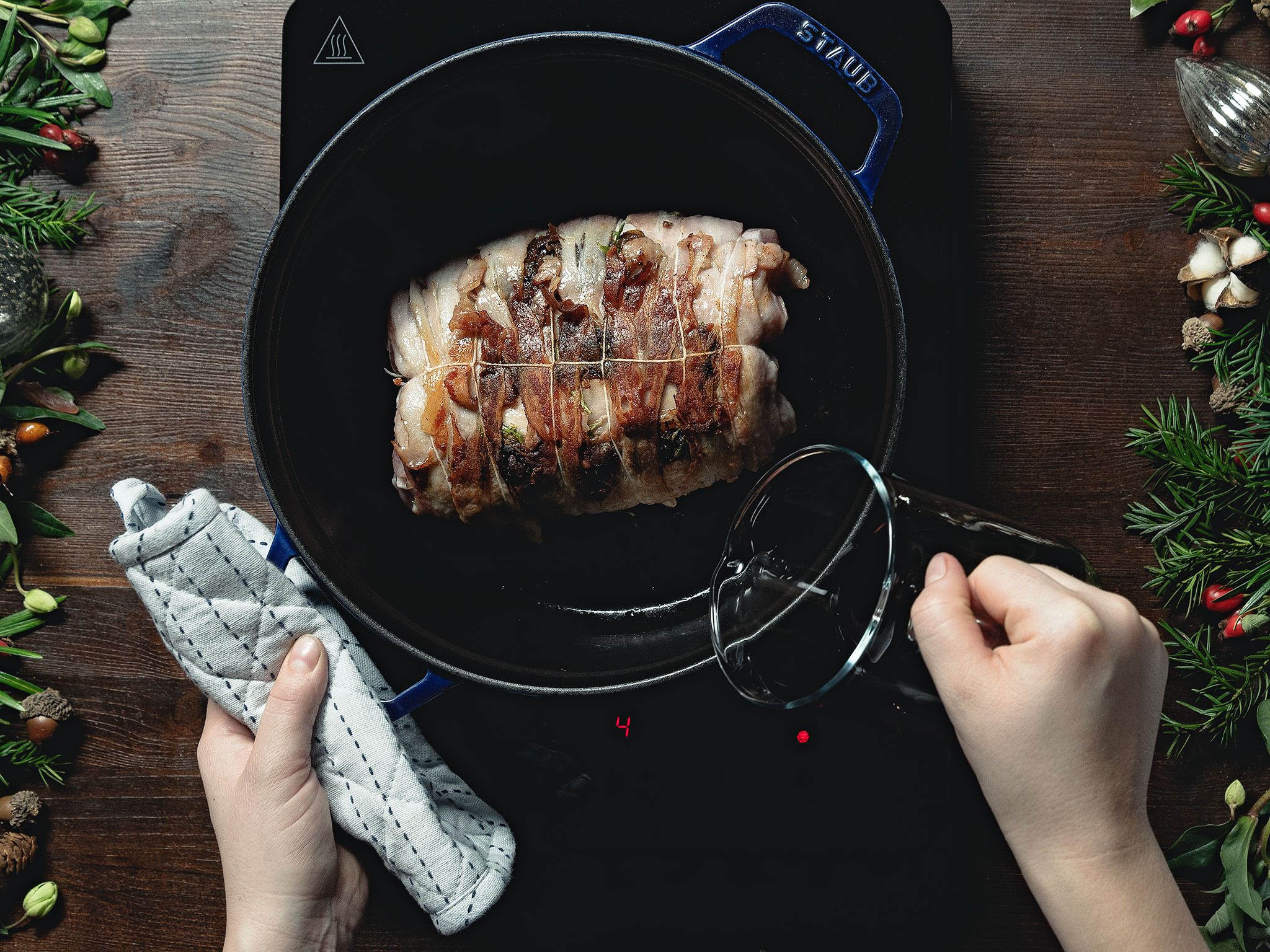 Schweinebraten im Speckmantel gefüllt mit Trockenpflaumen | Rezept ...