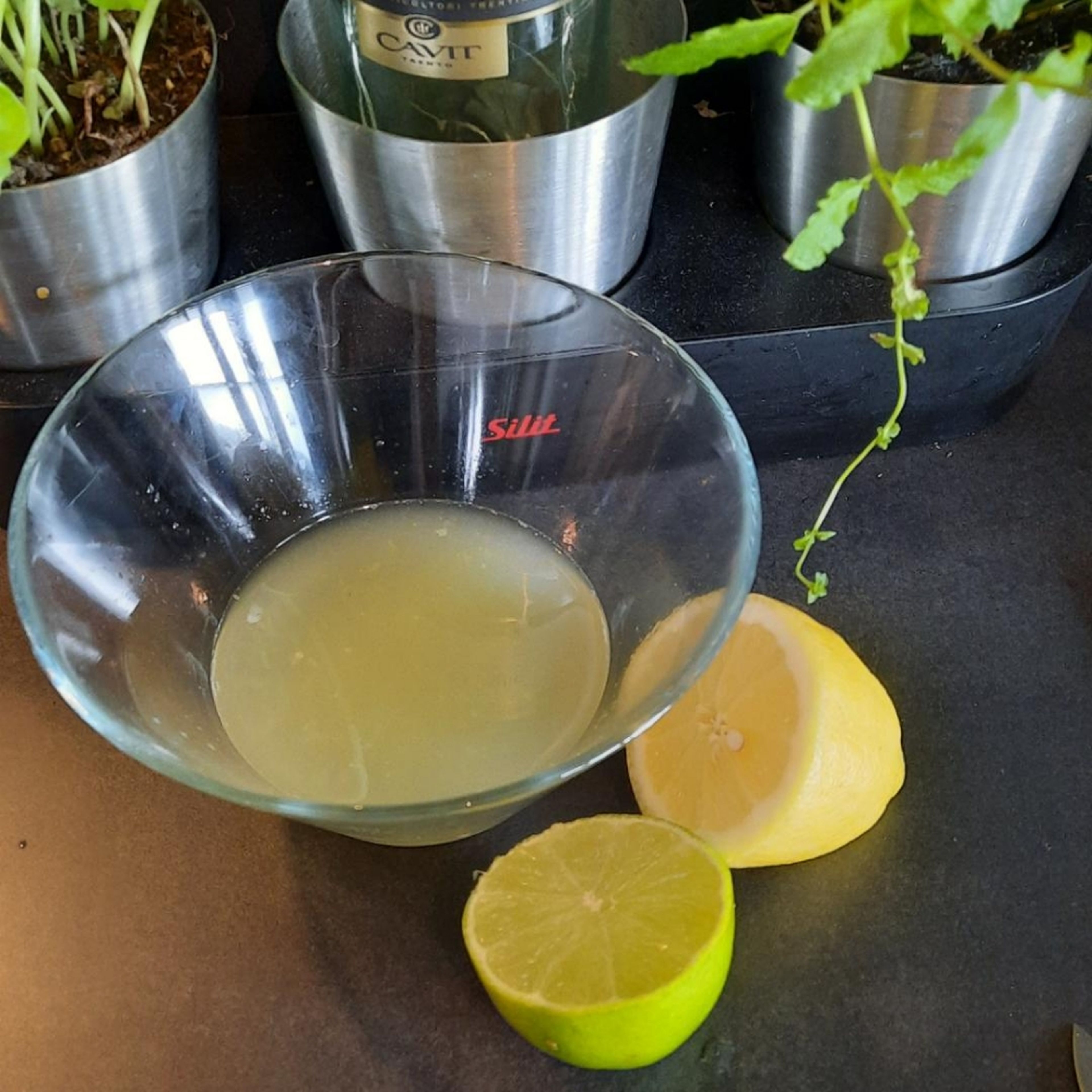 Limetten und Zitronen auspressen. Zu dem Wasser geben und weitere 2 Min. kochen.