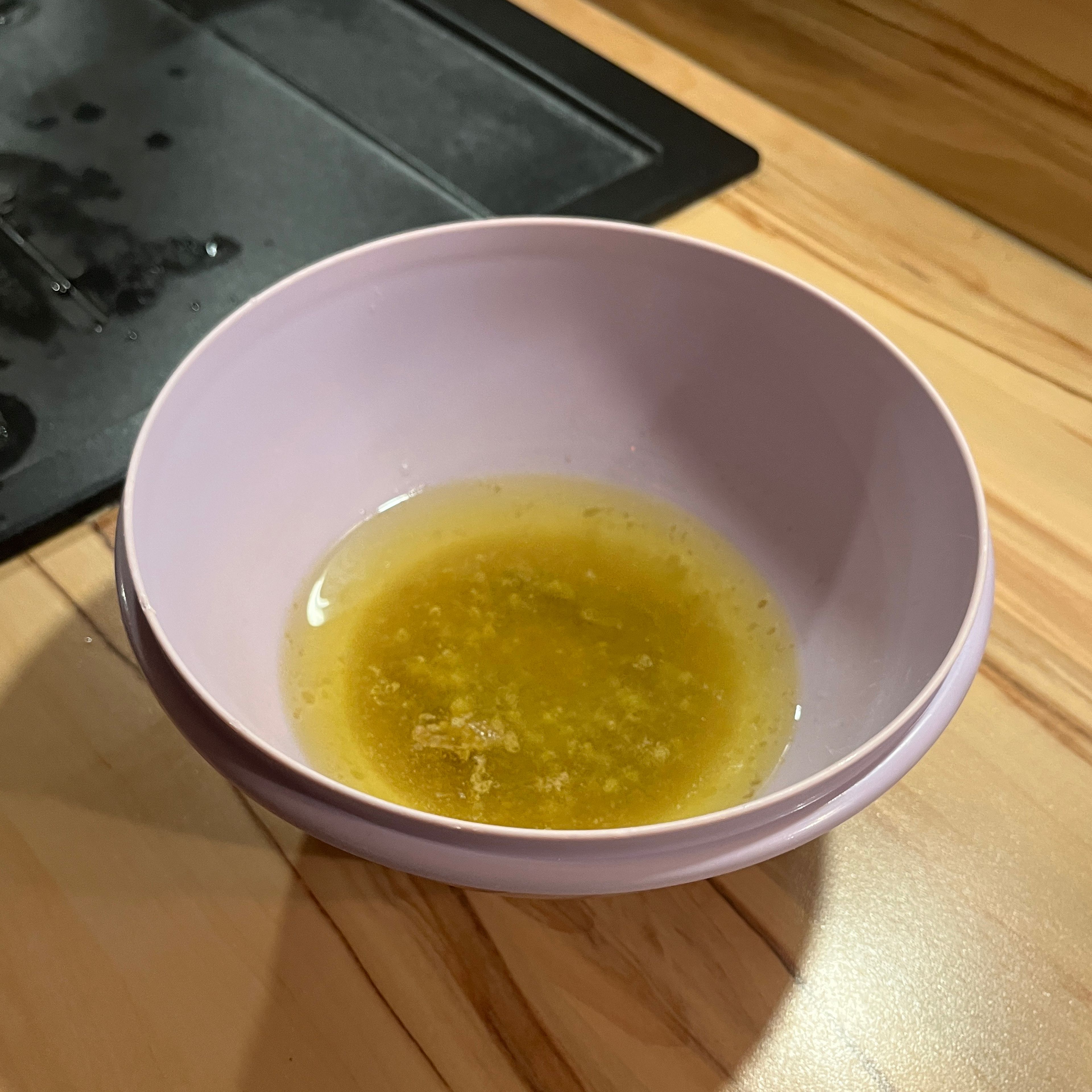 Nach 1 h das Fett aus der Reine in einen Behälter umgießen, eine Tasse heißes Wasser in die Reine geben und zurück in den Backofen stellen.