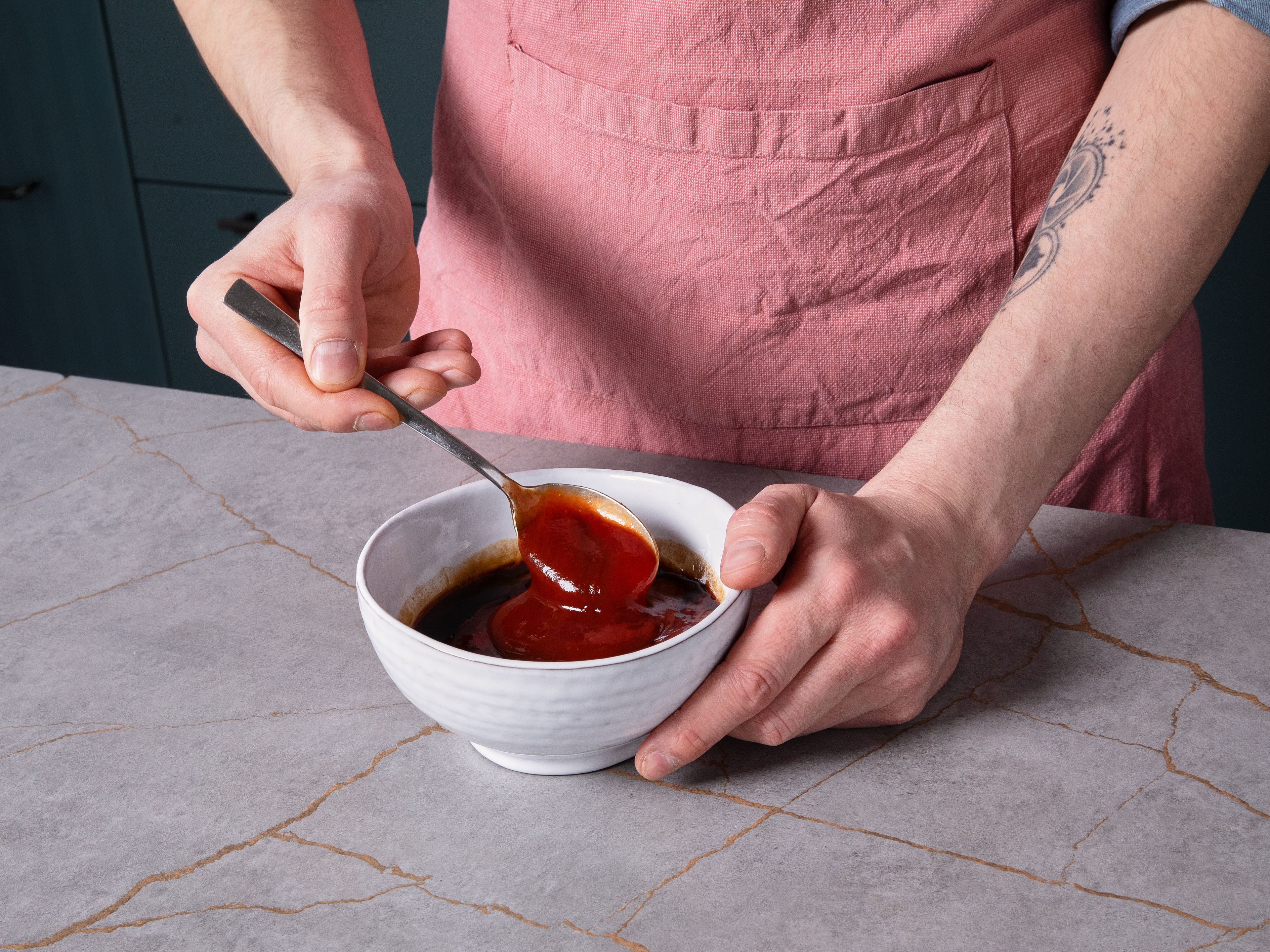 Währenddessen die Soße zubereiten. Ketchup, Austernsauce, Worcestershire-Sauce, Honig und Sojasauce in einer kleinen Schüssel vermrühren. Sobald das Okonomiyaki fertig gebacken ist, den Backofen auf Grillfunktion umstellen und das Blech ca. 2–3 Min. grillen, bis die Oberfläche leicht gebräunt ist. Anschließend aus dem Ofen nehmen, mit Okonomiyaki-Soße und japanischer Mayonnaise beträufeln und Bonitoflocken bestreuen. In Stücke schneiden und warm servieren!