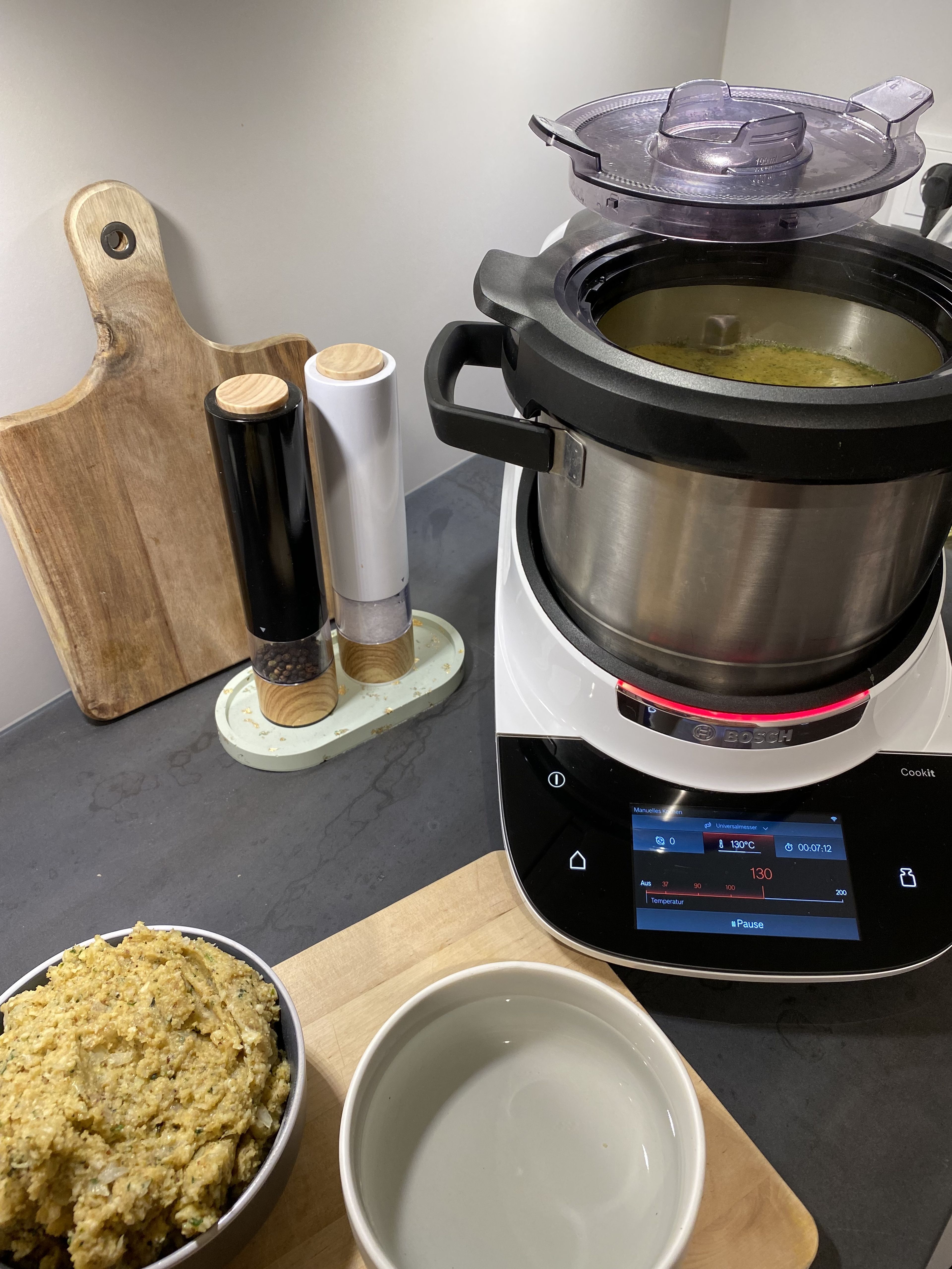 Den Cookit-Topf auswaschen und wieder einsetzen. Nun die Gemüsebrühe zum Kochen bringen ( ohne Werkzeug | 130 °C | ca. 7 Min.). Für diesen Schritt wird kein Cookit Werkzeug benötigt.