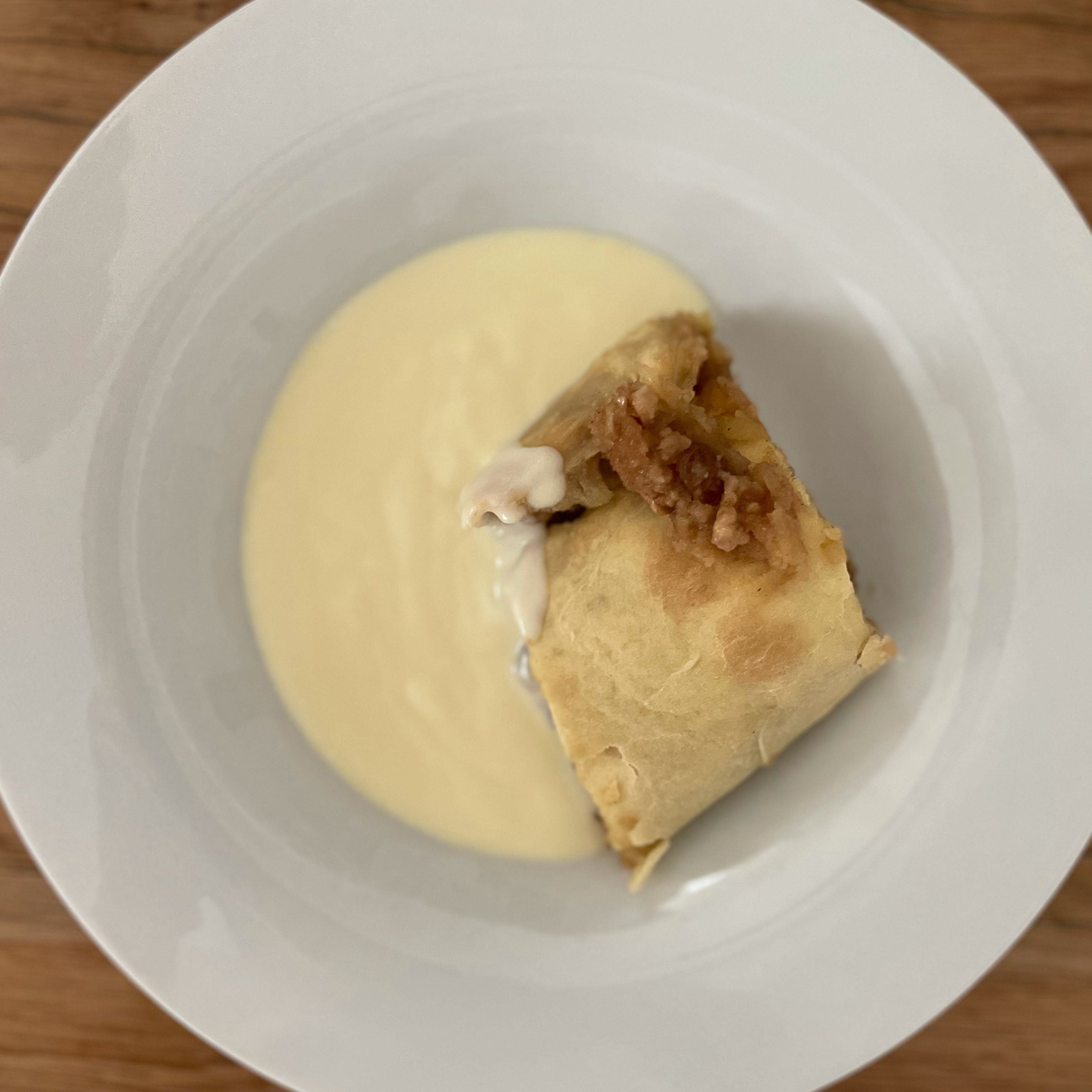 Am besten schmeckt der Apfelstrudel mit Vanillesoße, Sahne oder Vanilleeis 