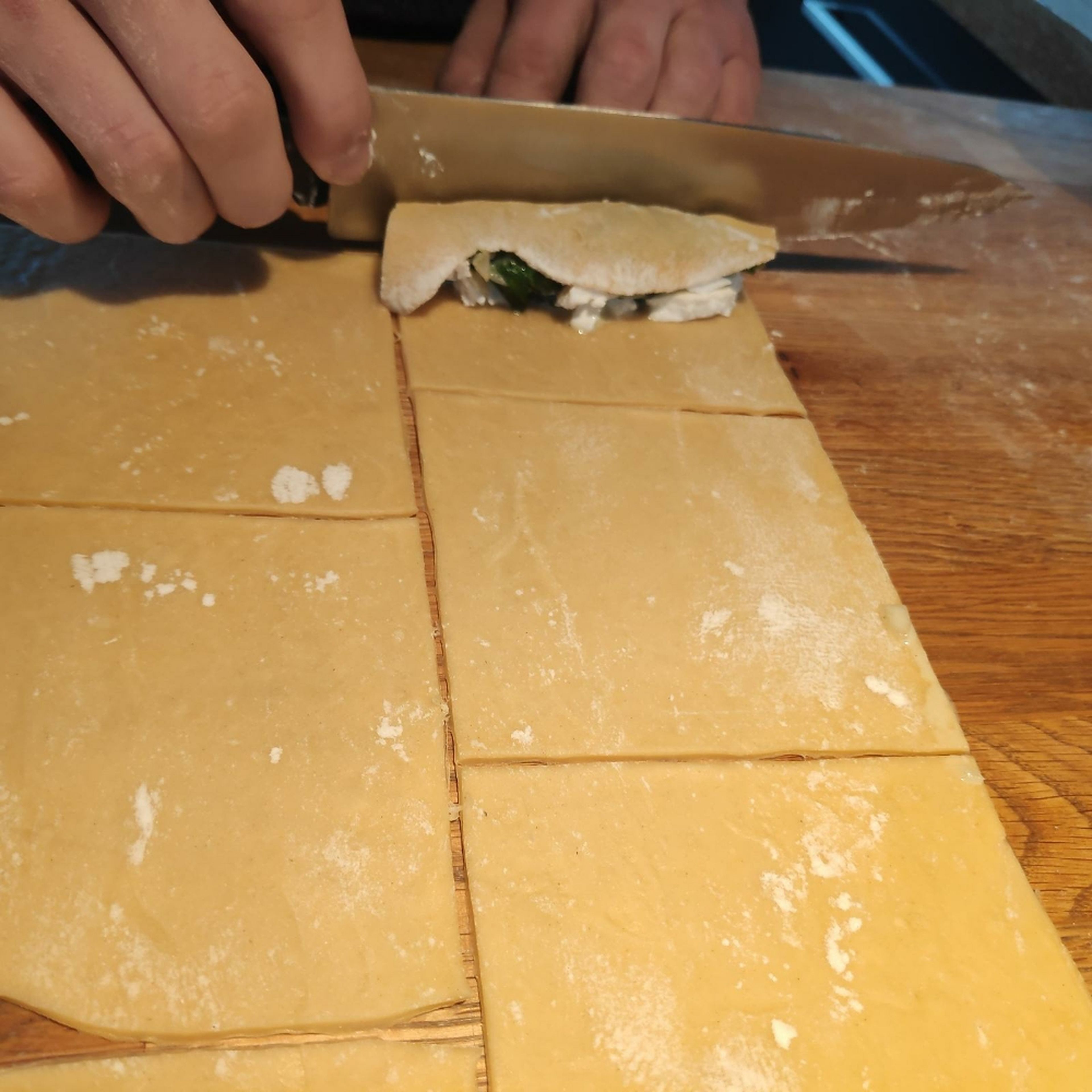 Das Quadrat zu einer Rolle / Cannelloni formen.