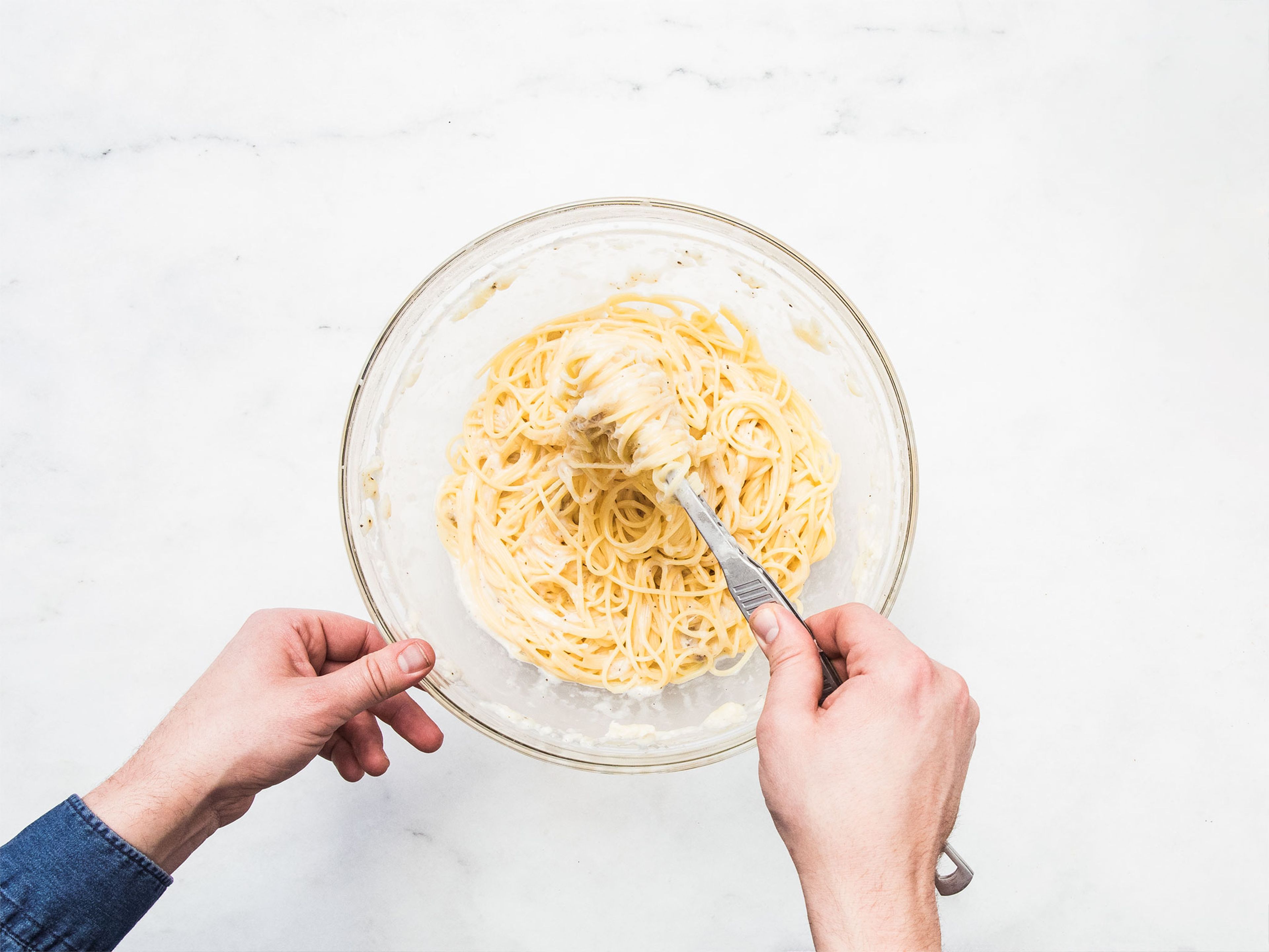 Spaghetti in einem großen Topf mit leicht gesalzenem, kochenden Wasser nach Packungsanweisung ca. 8 min. kochen, bzw. bis sie al dente sind. Spaghetti und etwas Nudelwasser in eine Schüssel mit Pecorinokäse und Pfeffer geben. Alles vermengen, bis der Käse geschmolzen und gleichmäßig unter den Nudeln verteilt ist. Wenn nötig, für mehr Cremigkeit noch etwas mehr Nudelwasser  hinzugeben. Mit Salz und Pfeffer würzen. Sofort servieren und genießen!