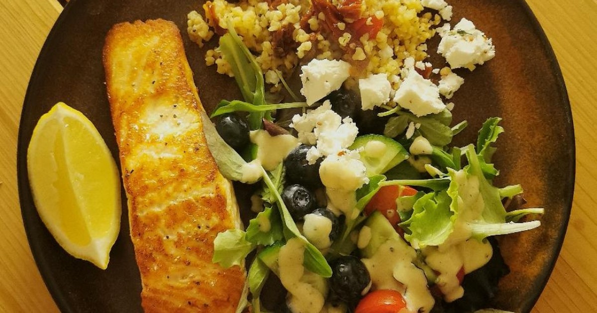 Lachs mit Tomatenbulgur und Salat | Rezept | Kitchen Stories