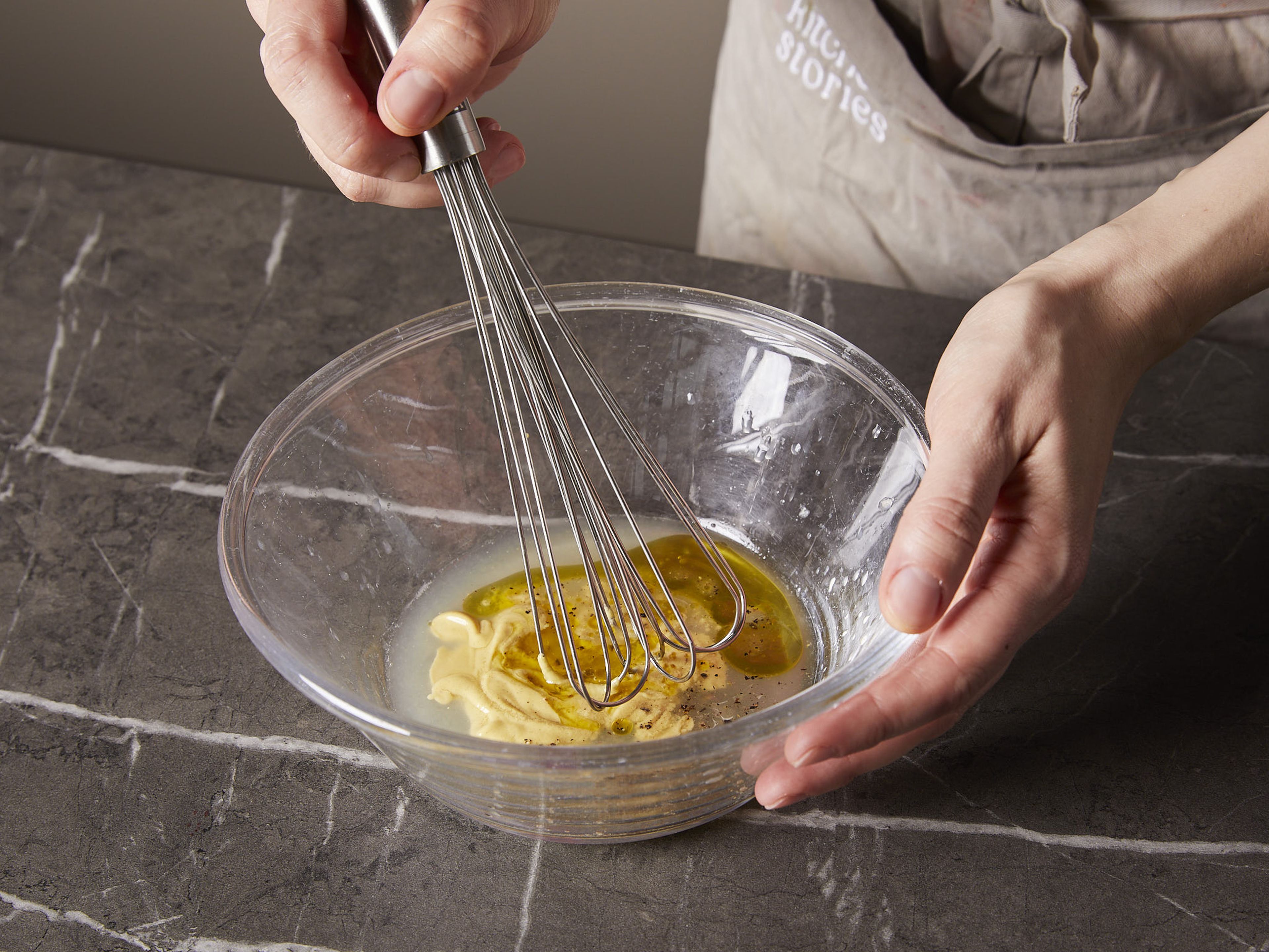 Für das Dressing Limettensaft, Senf und das restliche Olivenöl miteinander verquirlen. Mit Salz und Pfeffer würzen. Die vorbereitete Spargel-Frühlingszwiebel-Mischung, die Erdbeerscheiben, die Petersilienblätter und die knusprigen Baguettestücke mit dem Limetten-Dressing in einer großen Schüssel gut vermengen. Mit zerkrümeltem Feta servieren.